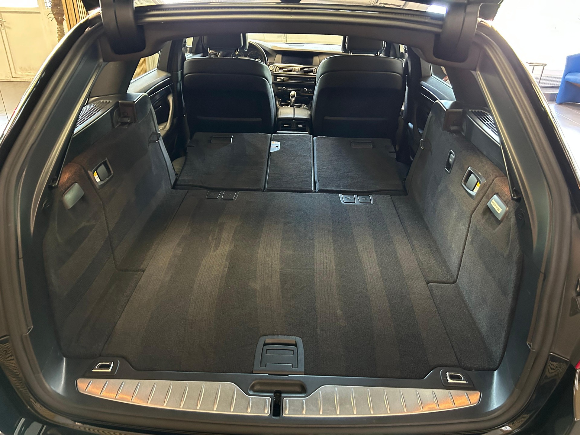 BMW 528i xDrive SAG Touring-image-21