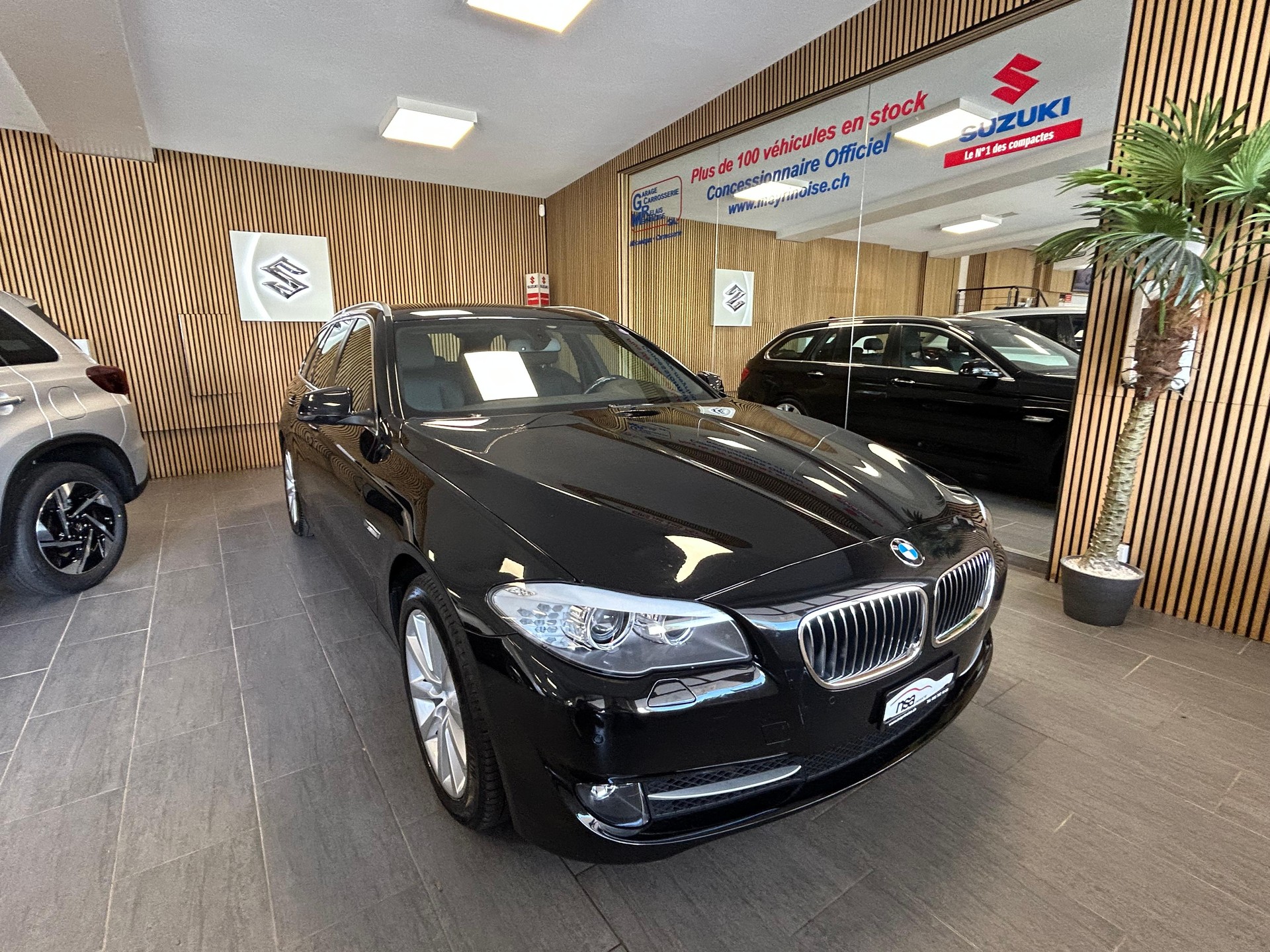 BMW 528i xDrive SAG Touring-image-1