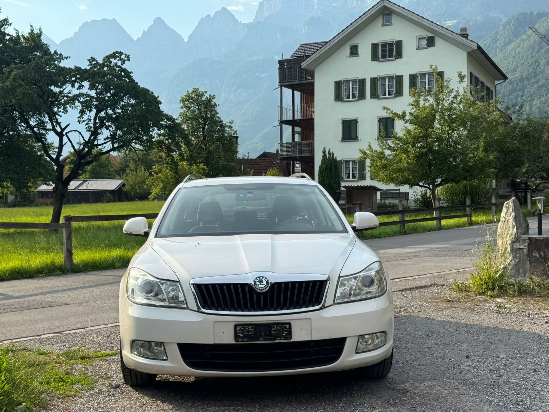 SKODA Octavia Combi 1.6 TDI Active DSG-image-0