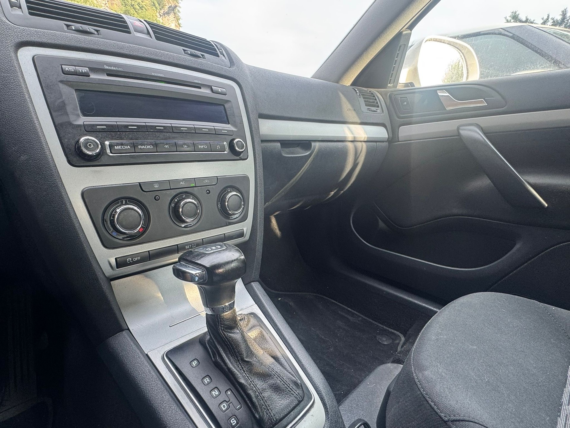 SKODA Octavia Combi 1.6 TDI Active DSG-image-11