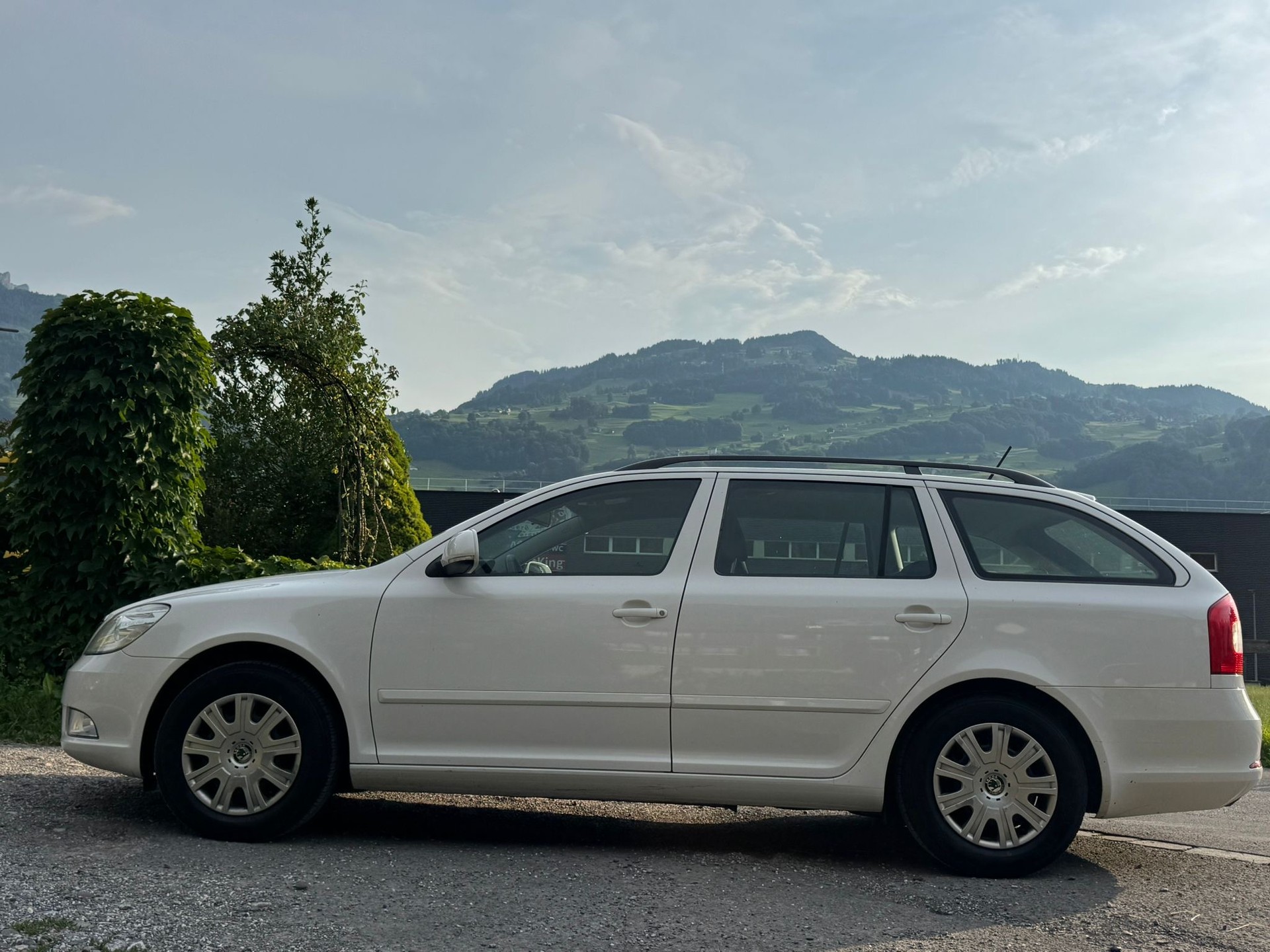 SKODA Octavia Combi 1.6 TDI Active DSG-image-6