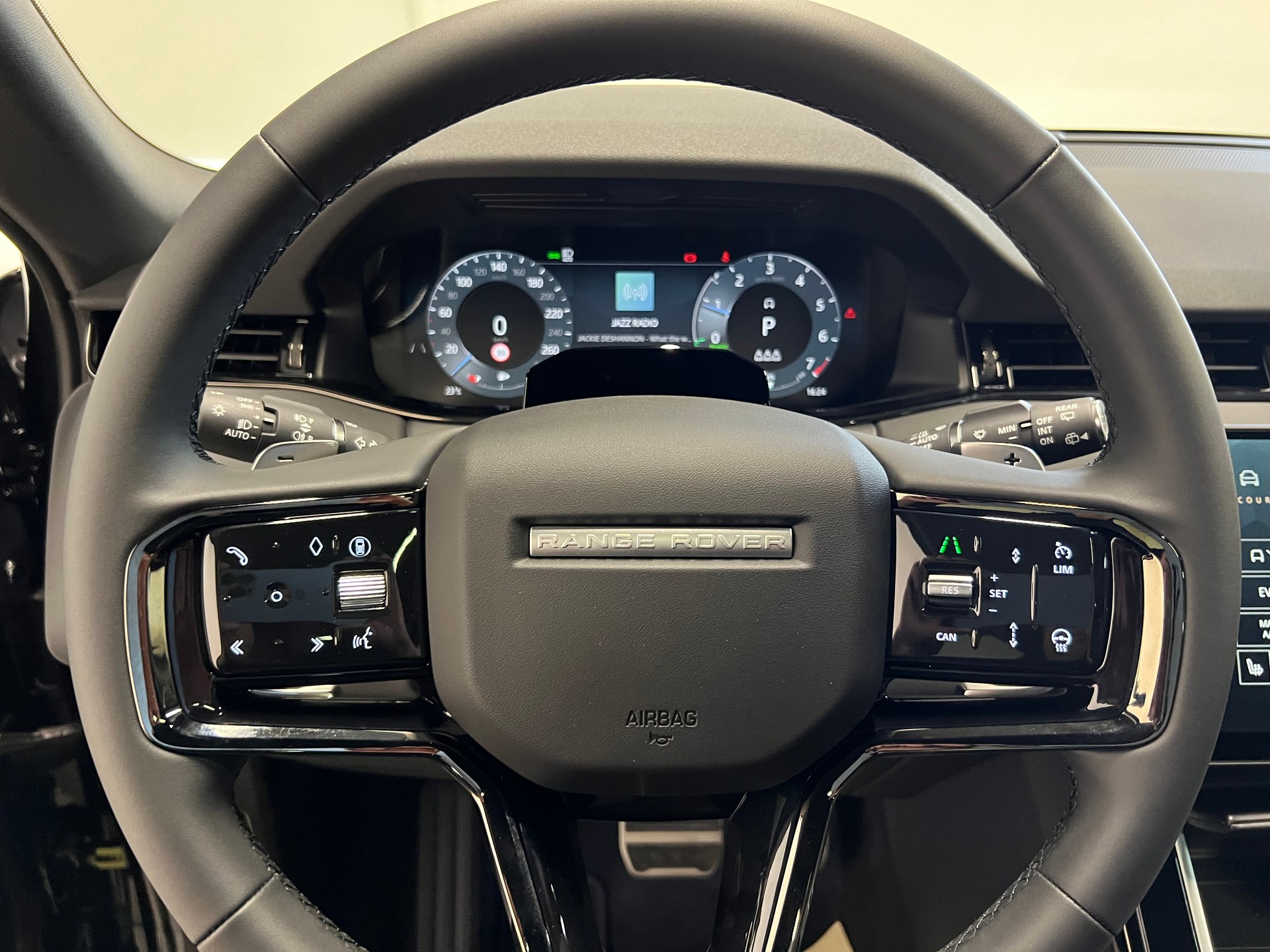 LAND ROVER Range Rover Evoque 1.5 T 270e Hoxton Edition-showroom-element-3