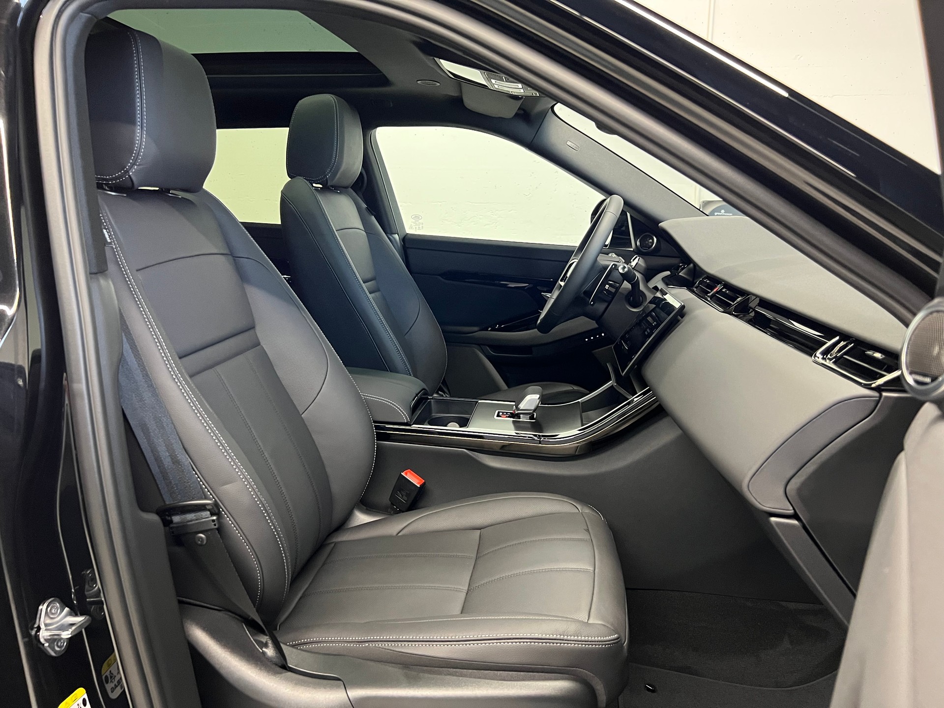 LAND ROVER Range Rover Evoque 1.5 T 270e Hoxton Edition-image-5