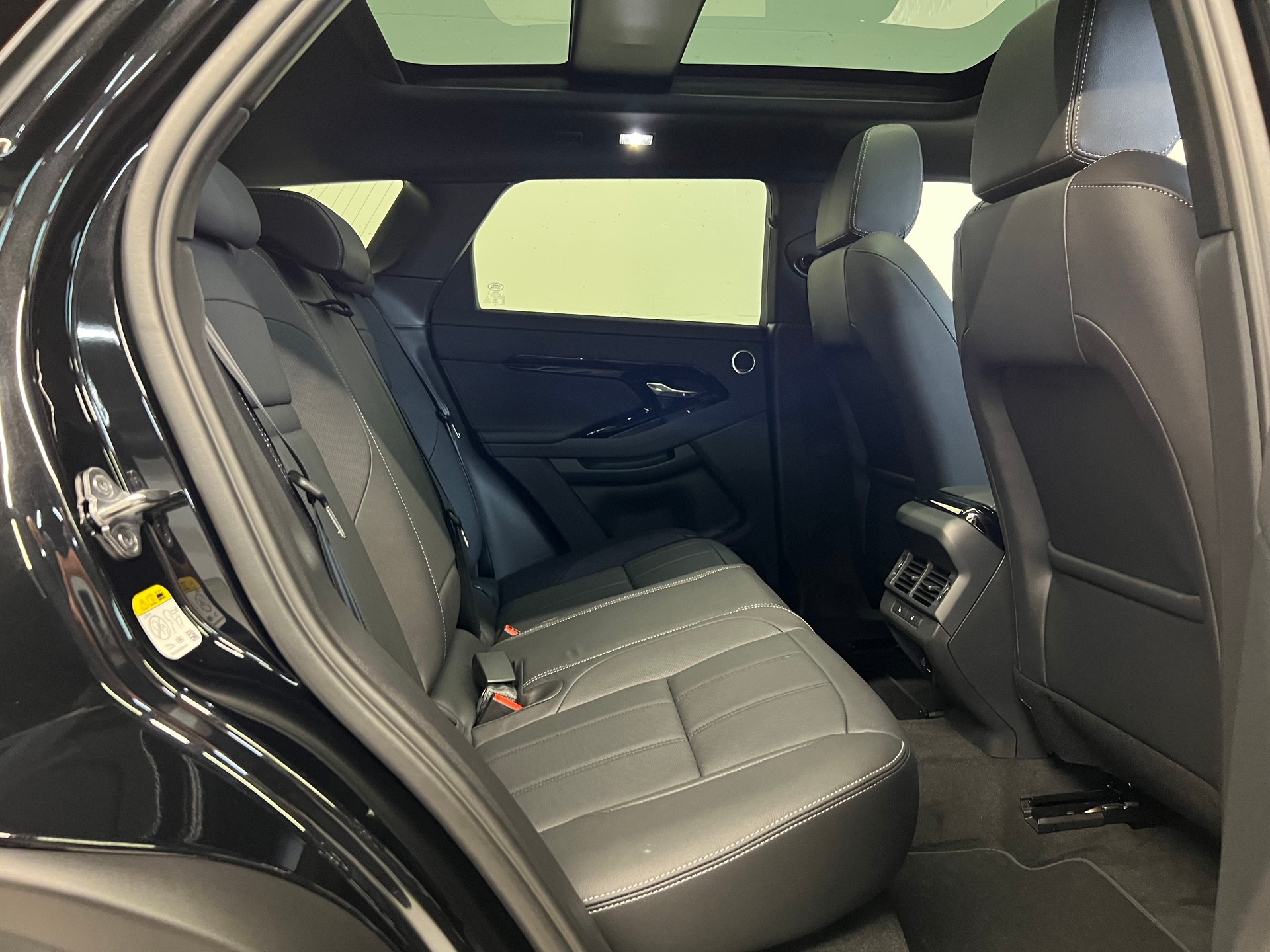 LAND ROVER Range Rover Evoque 1.5 T 270e Hoxton Edition-image-6