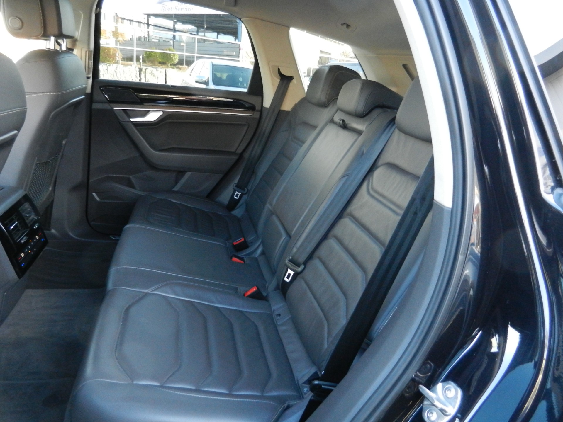 VW Touareg 3.0 TDI Elegance Tiptronic-image-5