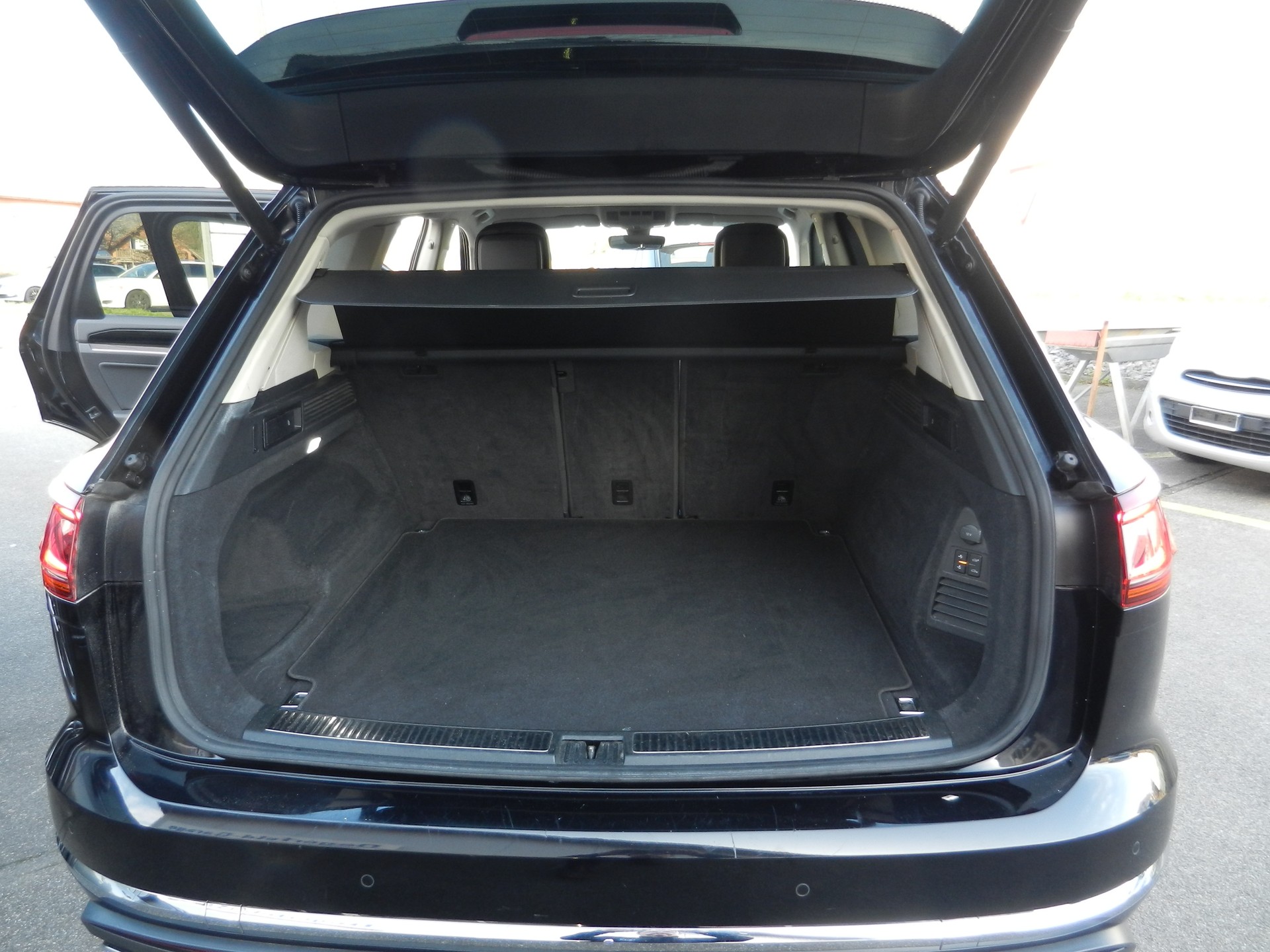 VW Touareg 3.0 TDI Elegance Tiptronic-image-6