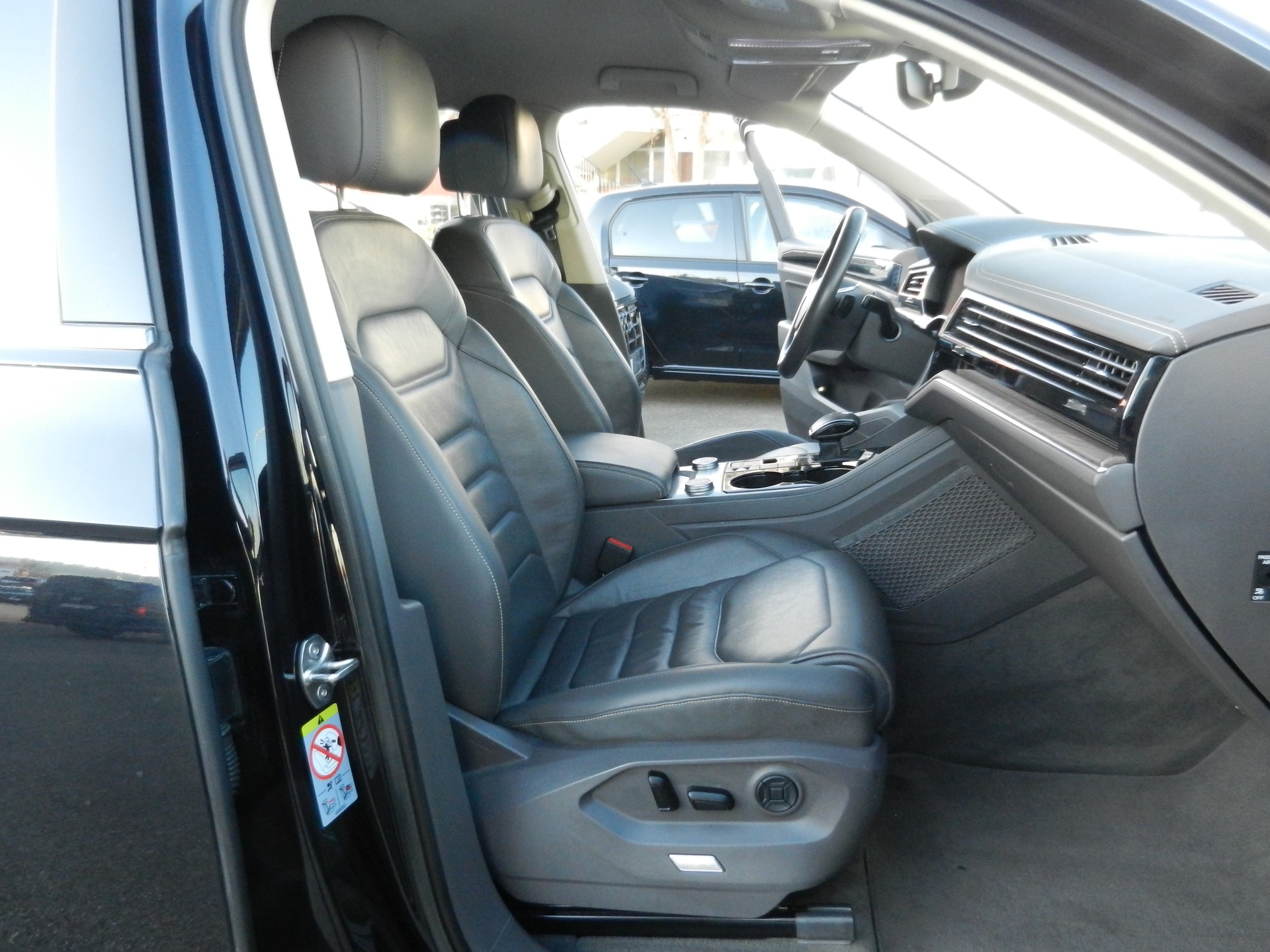 VW Touareg 3.0 TDI Elegance Tiptronic-image-8