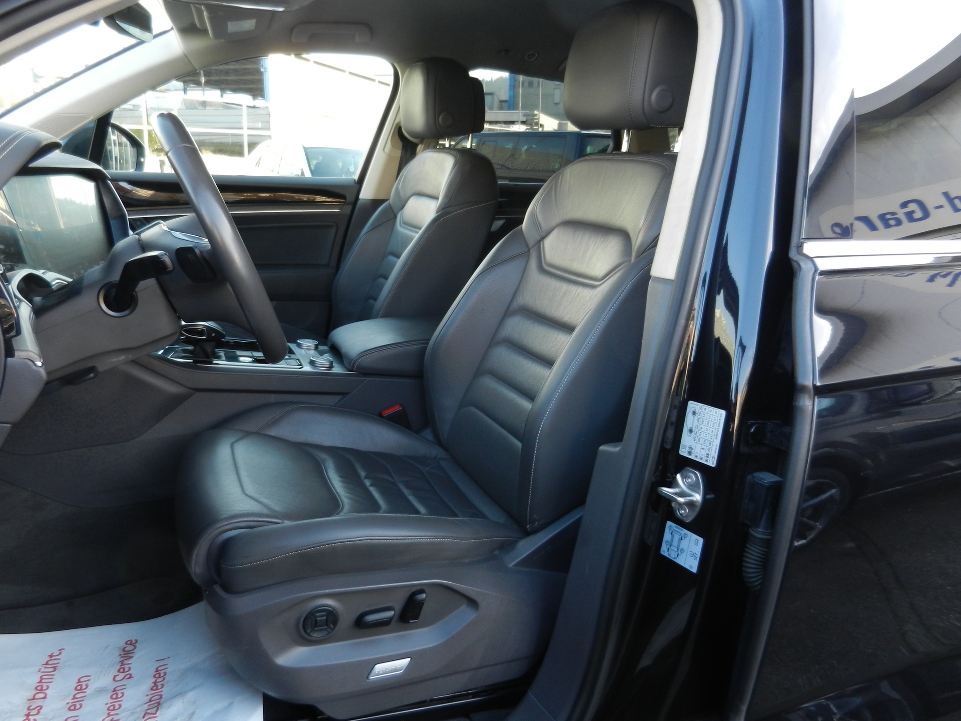 VW Touareg 3.0 TDI Elegance Tiptronic-image-4