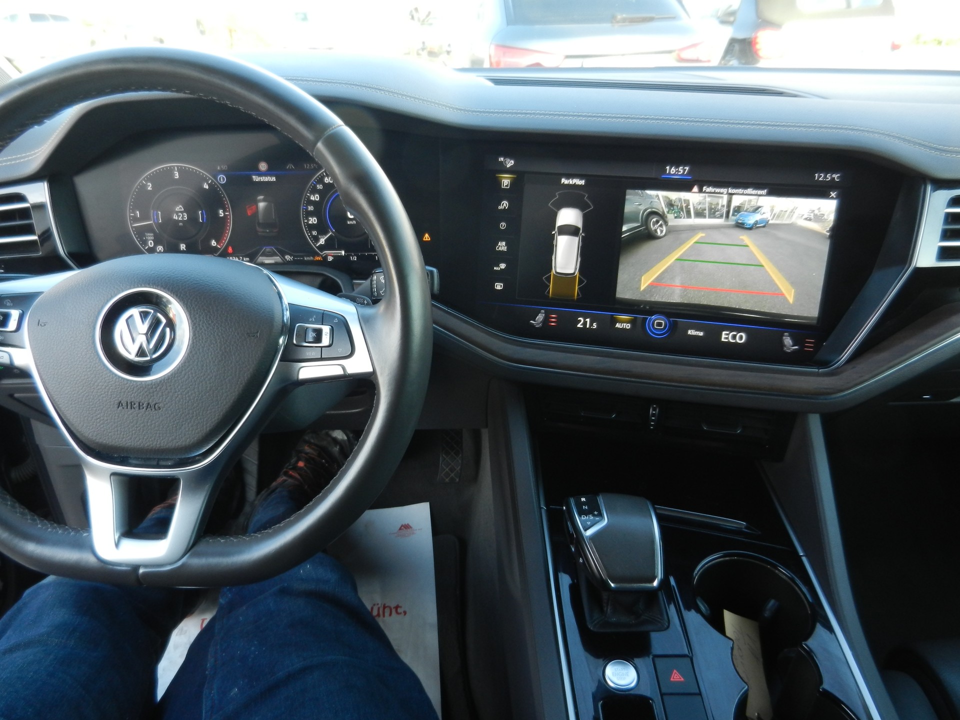 VW Touareg 3.0 TDI Elegance Tiptronic-image-11
