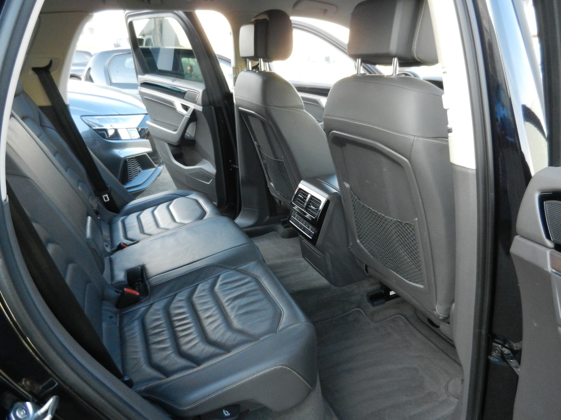 VW Touareg 3.0 TDI Elegance Tiptronic-image-9