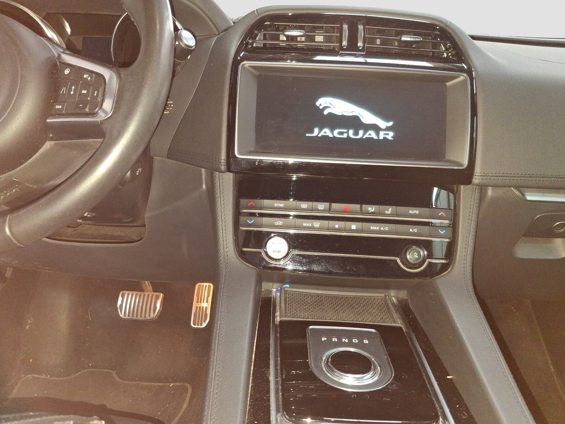 JAGUAR F-Pace 25t 2.0 Pure AWD Automatik-image-9
