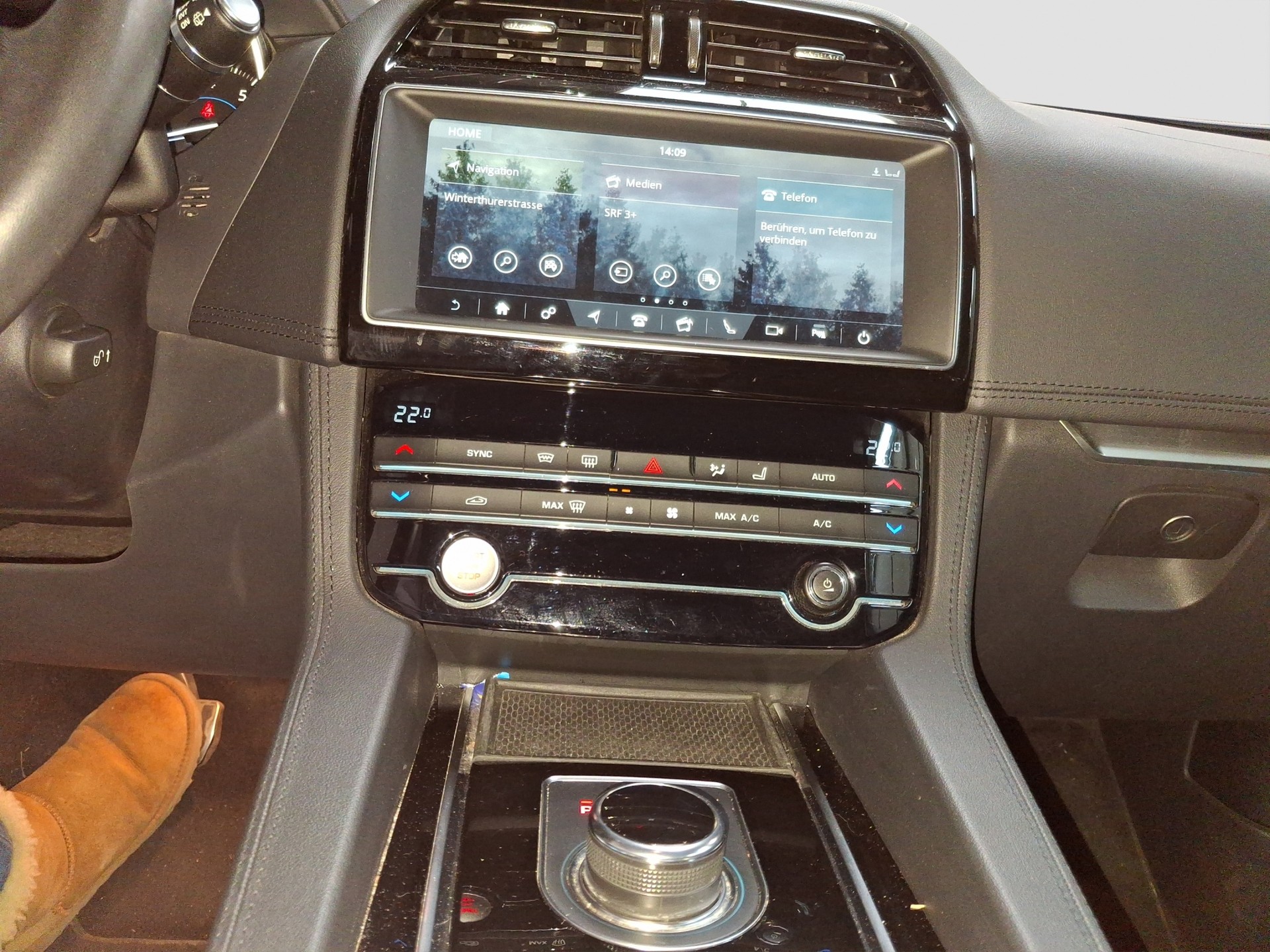 JAGUAR F-Pace 25t 2.0 Pure AWD Automatik-image-10