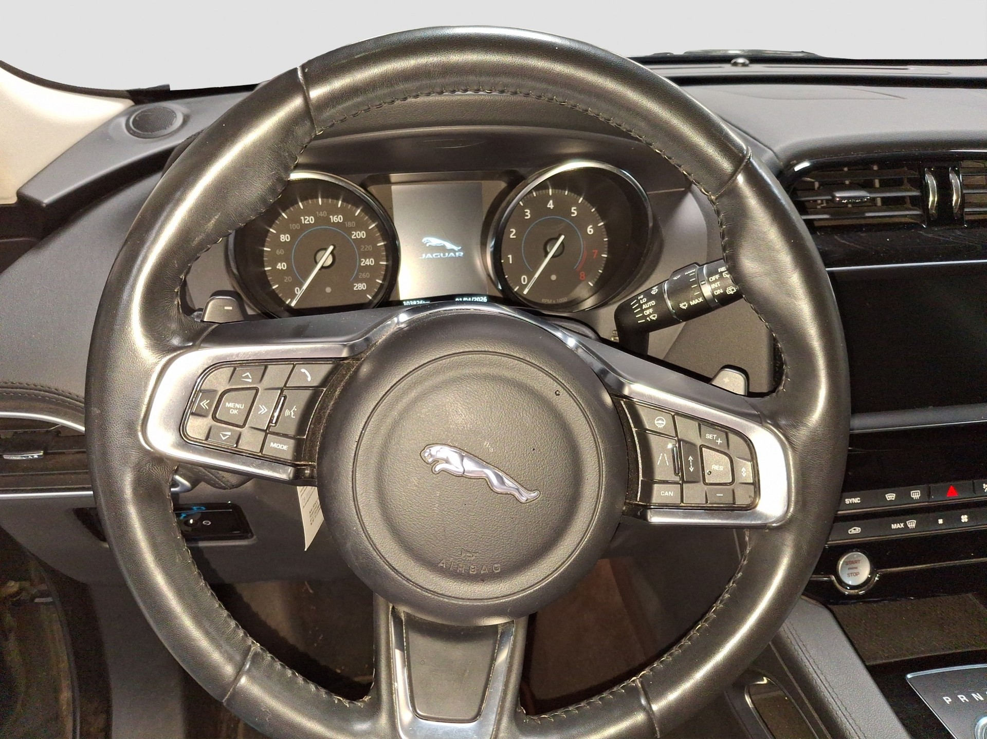 JAGUAR F-Pace 25t 2.0 Pure AWD Automatik-image-11