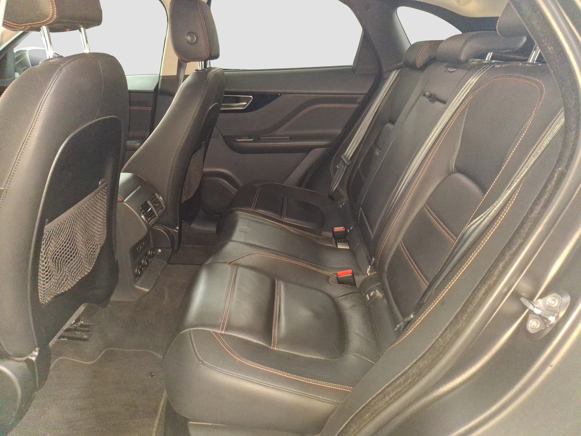 JAGUAR F-Pace 25t 2.0 Pure AWD Automatik-image-7
