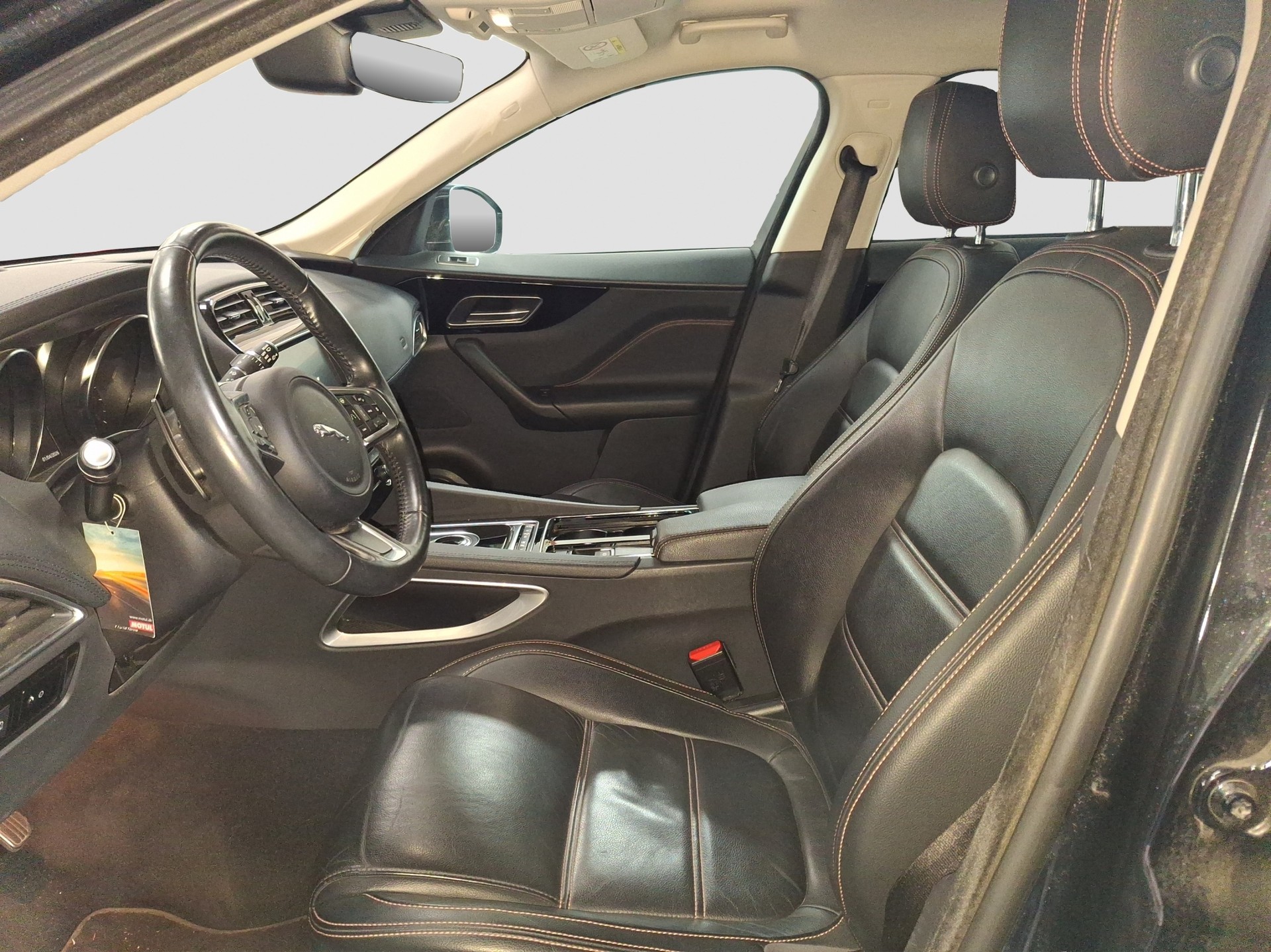 JAGUAR F-Pace 25t 2.0 Pure AWD Automatik-image-8