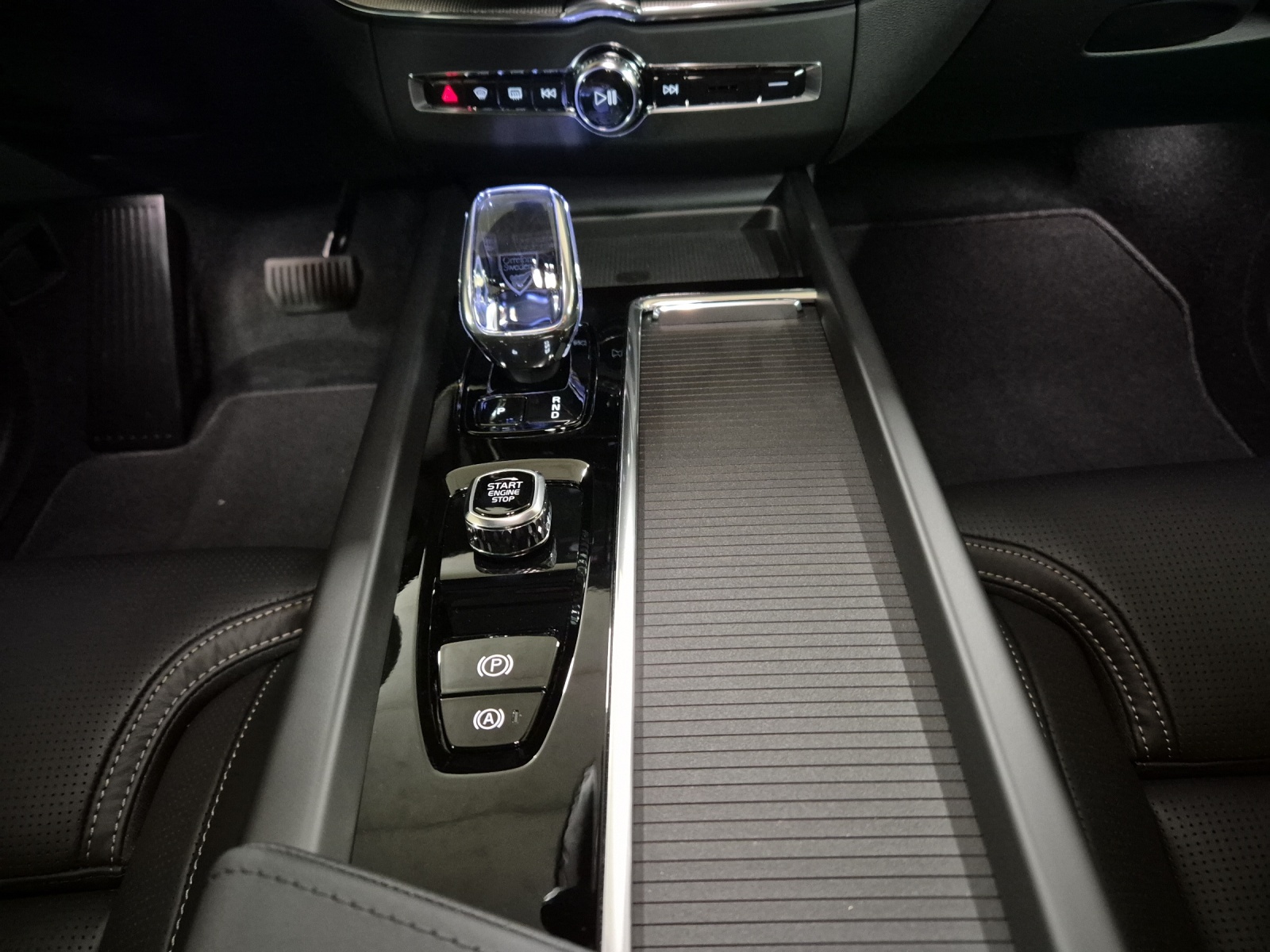 VOLVO XC60 2.0 T6 TE Black Edition eAWD-image-13