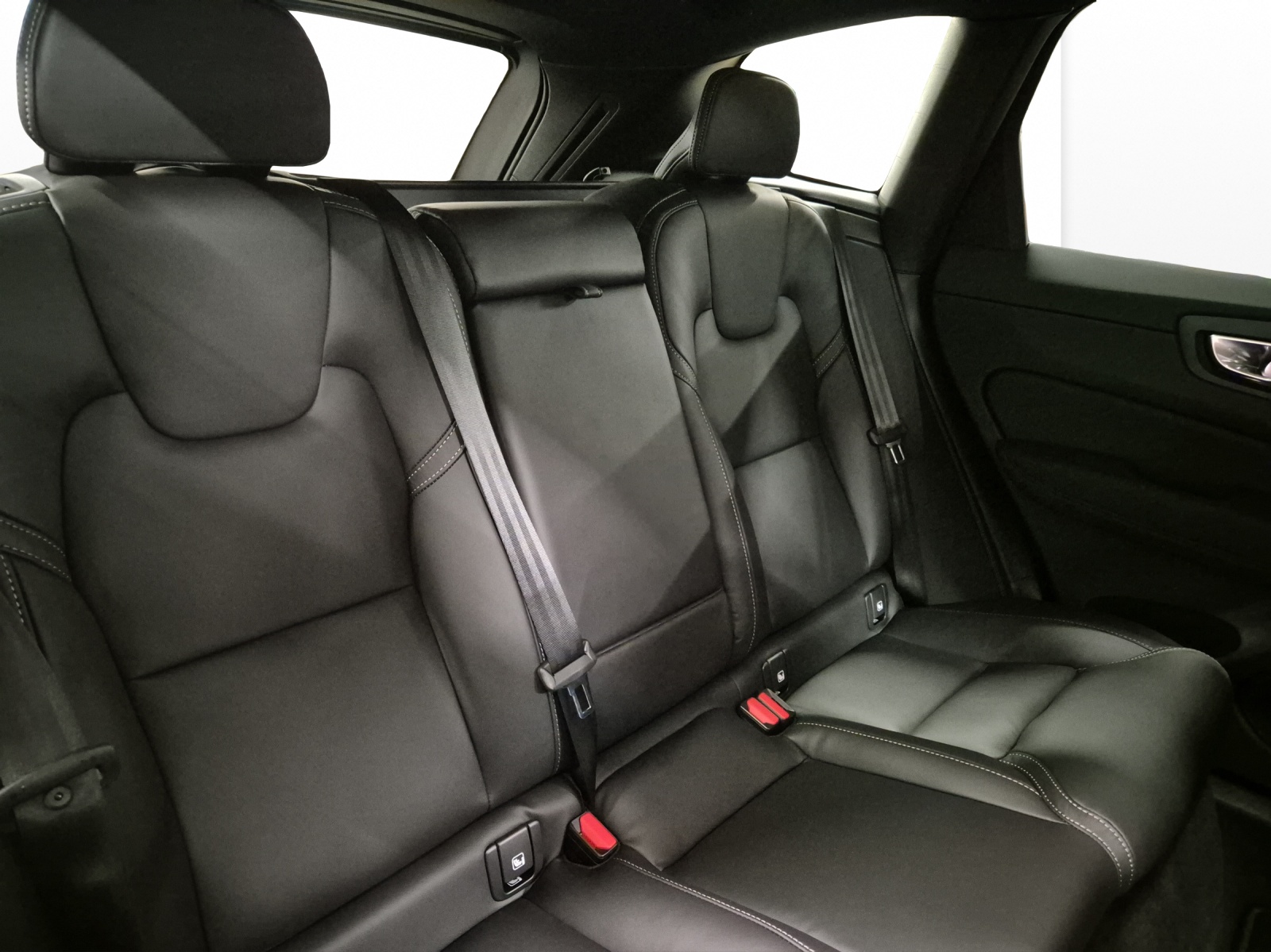 VOLVO XC60 2.0 T6 TE Black Edition eAWD-image-16