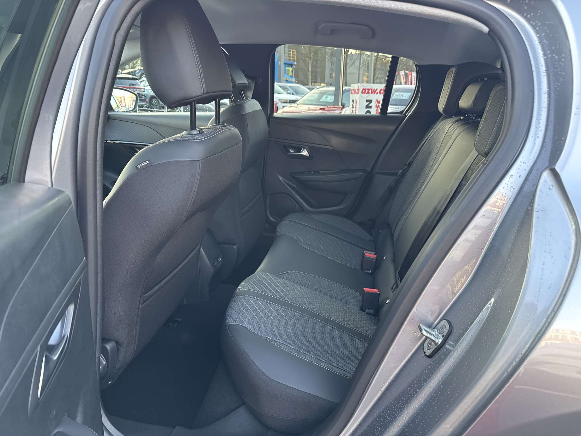 PEUGEOT 208 1.2 MHEV 110 Allure Automat-image-6