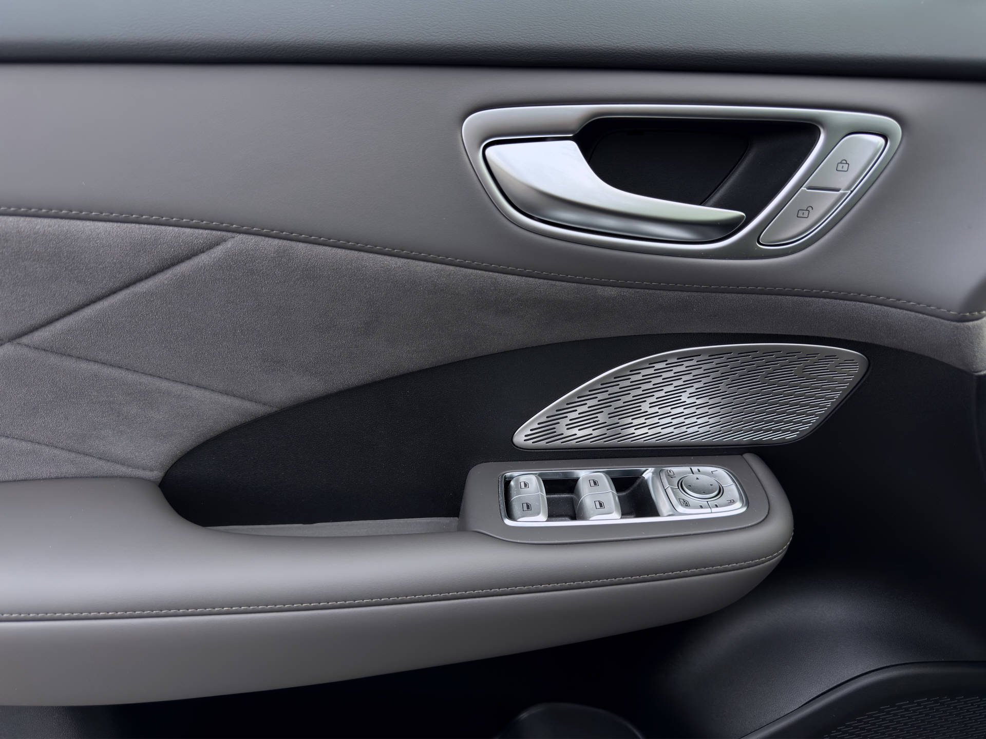MG S6 EV 77 kWh Luxury 4WD-image-8