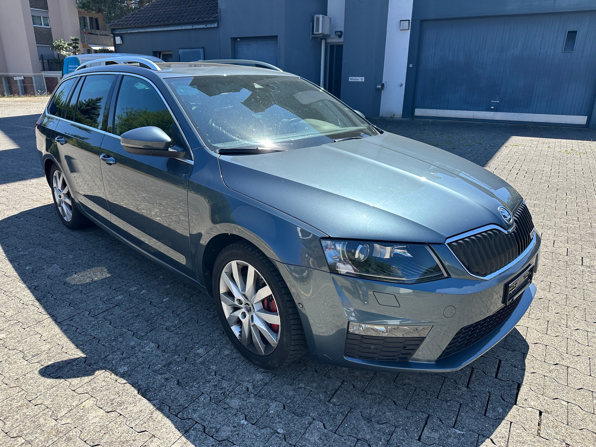 SKODA Octavia Combi 2.0 TSI RS-image-2