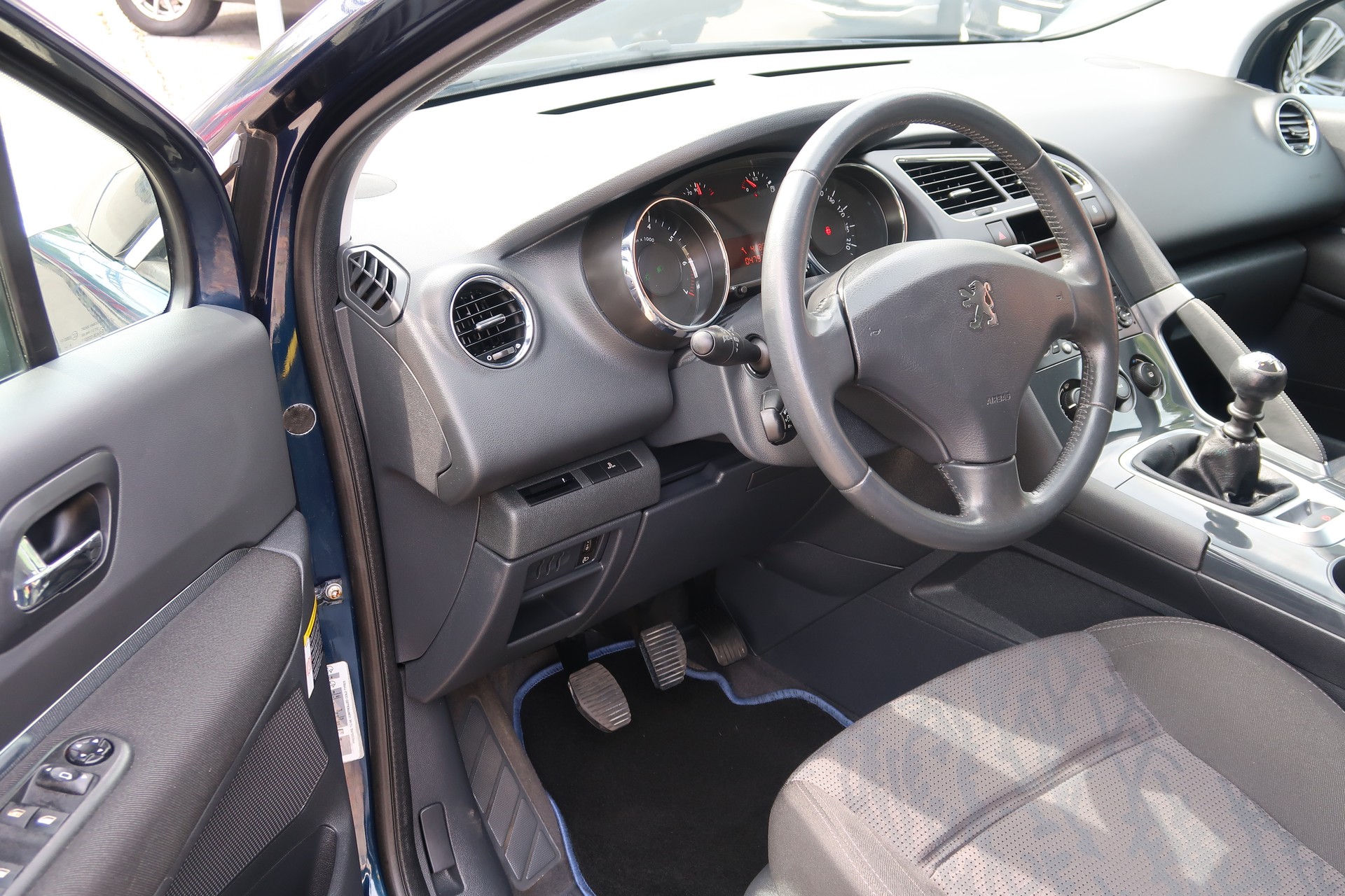 PEUGEOT 3008 1.6 16V T Sport Pack-image-8