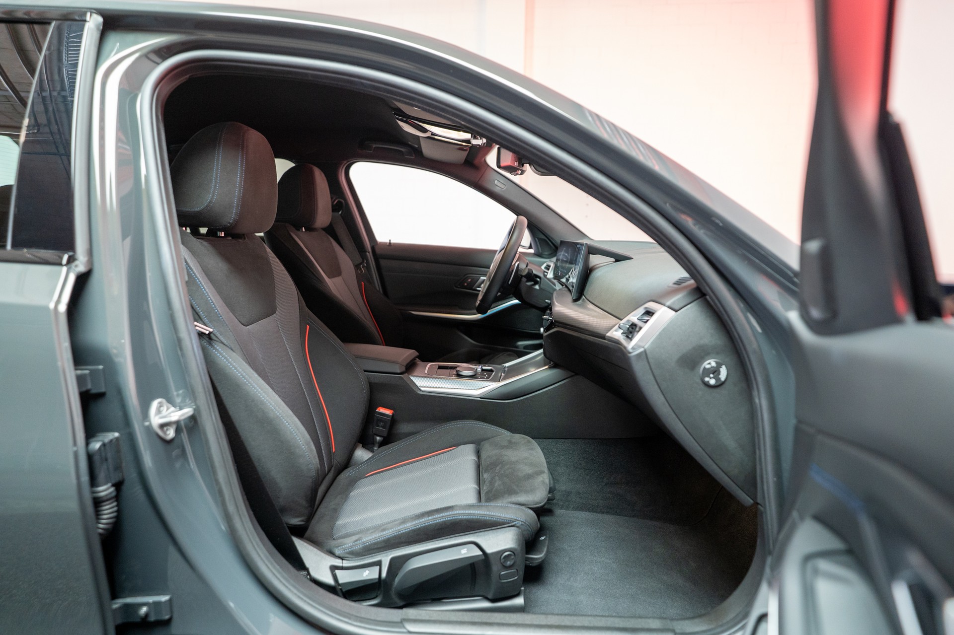 BMW 320i M Sport SAG / 360°Kamera / HeadUp / el.Heckklappe-image-15