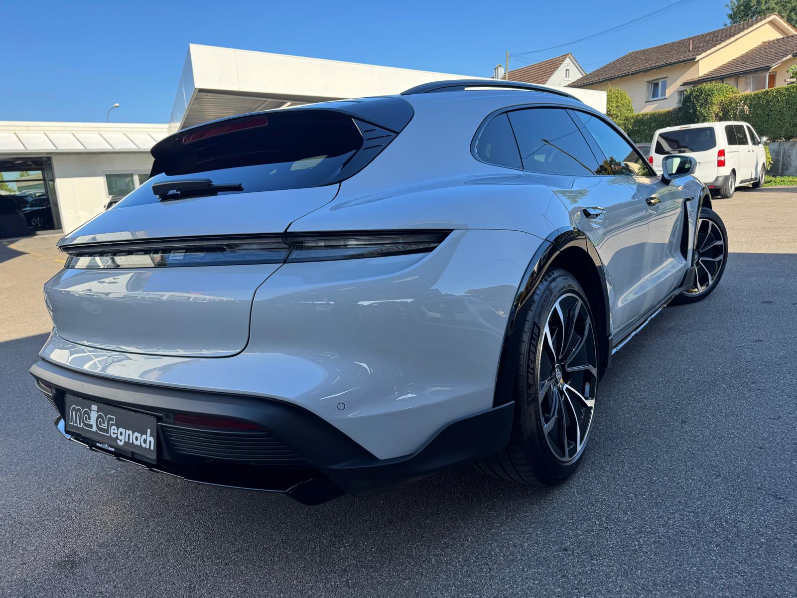PORSCHE Taycan 4 Cross Turismo-image-8