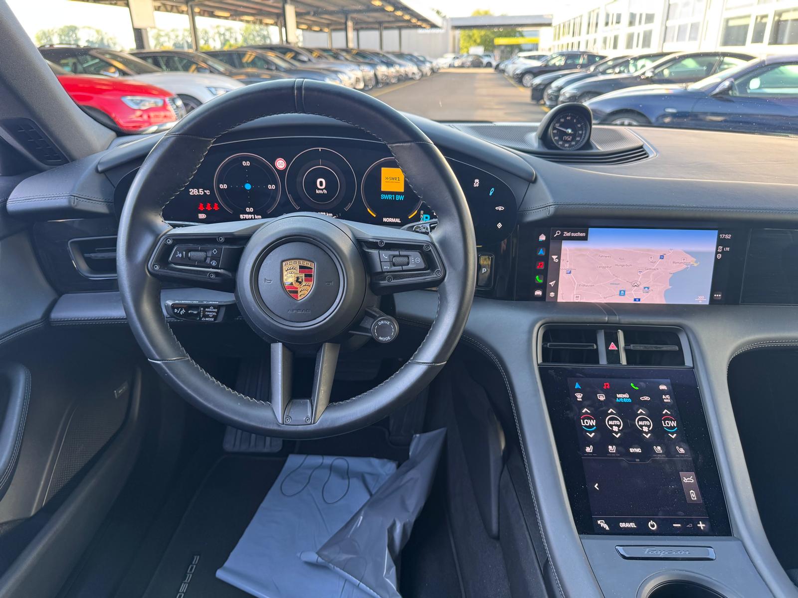 PORSCHE Taycan 4 Cross Turismo-image-11