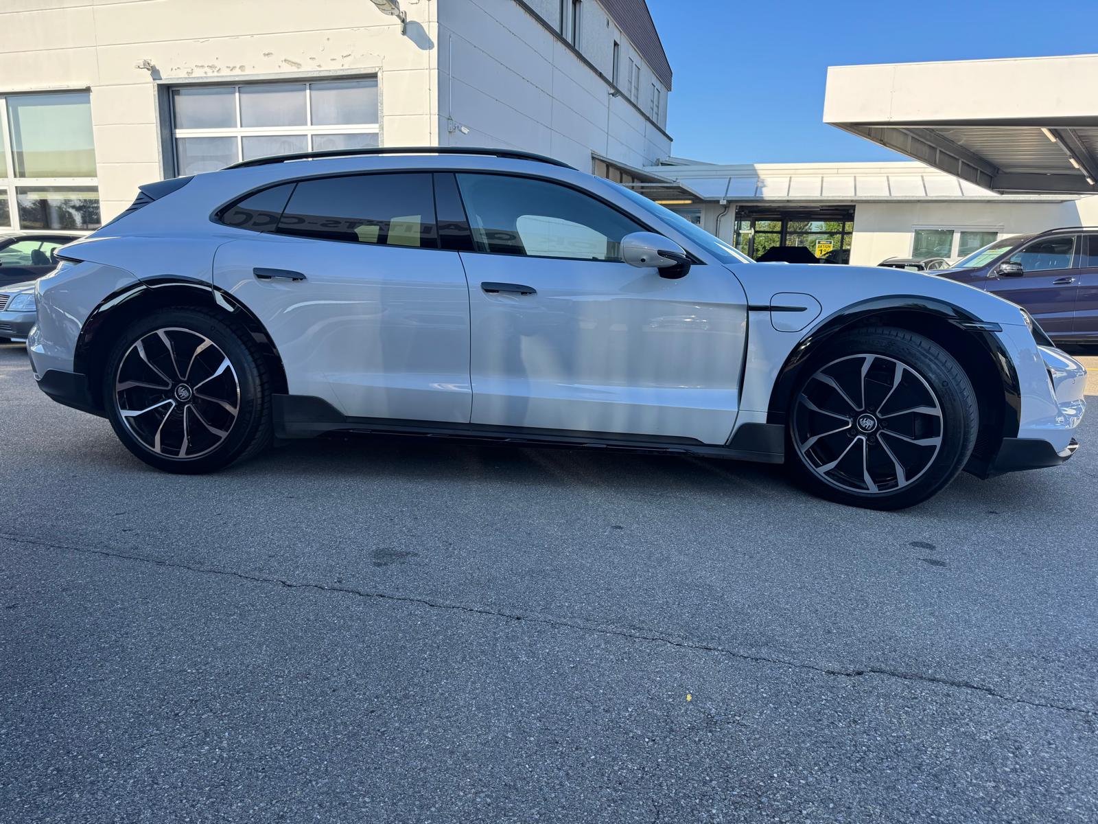 PORSCHE Taycan 4 Cross Turismo-image-5