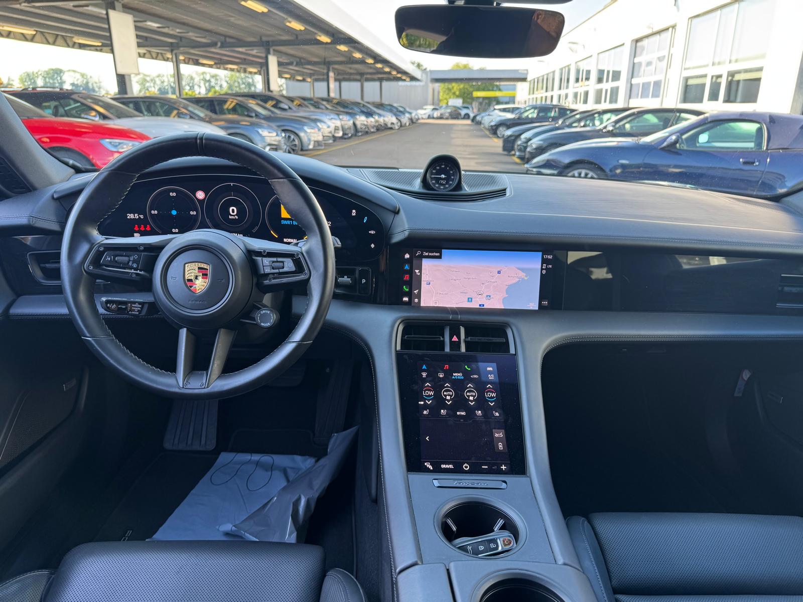 PORSCHE Taycan 4 Cross Turismo-image-10
