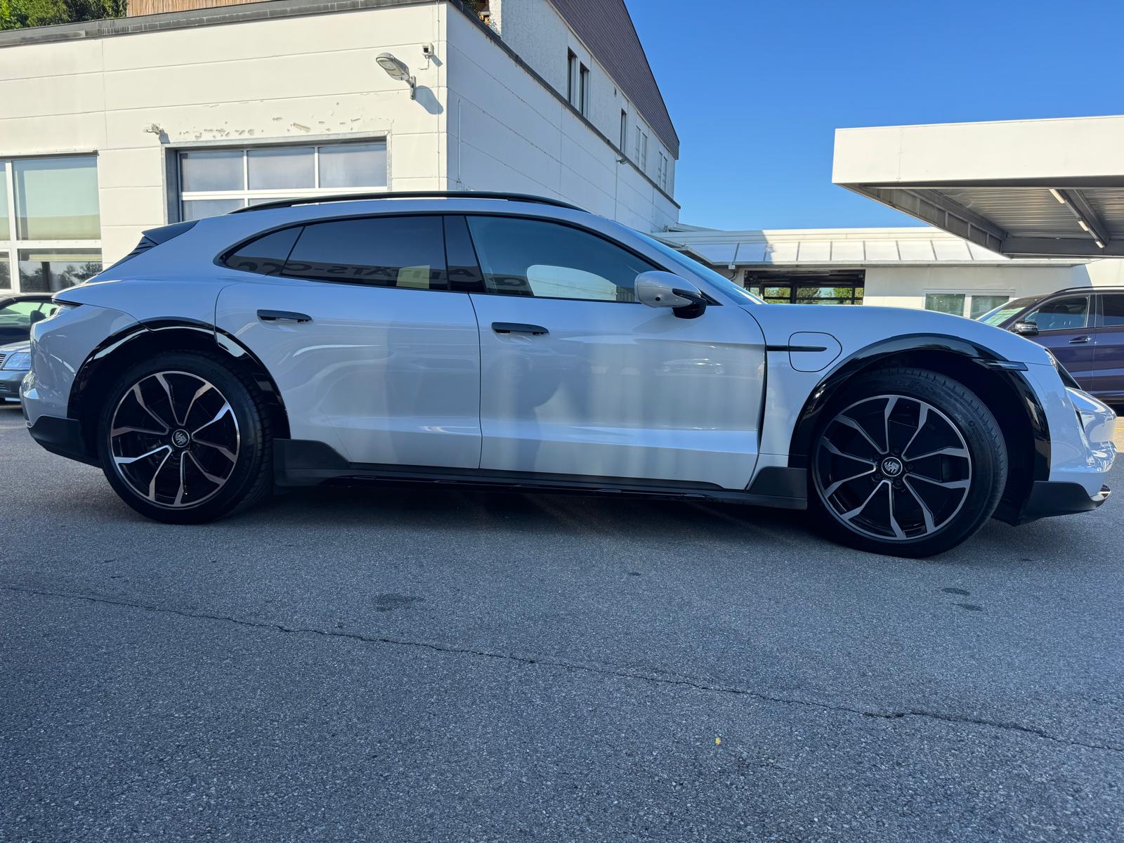 PORSCHE Taycan 4 Cross Turismo-image-4