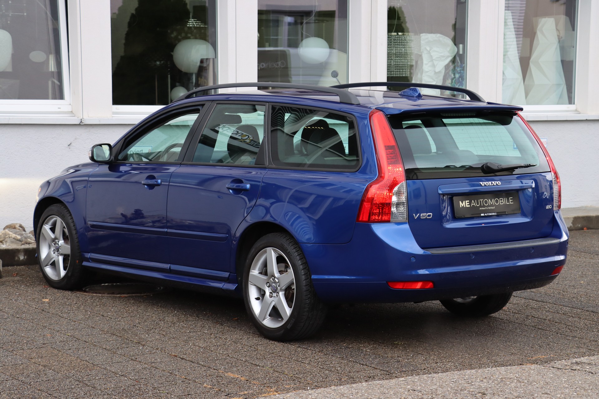 VOLVO V50 2.0 Momentum R-Design-image-3
