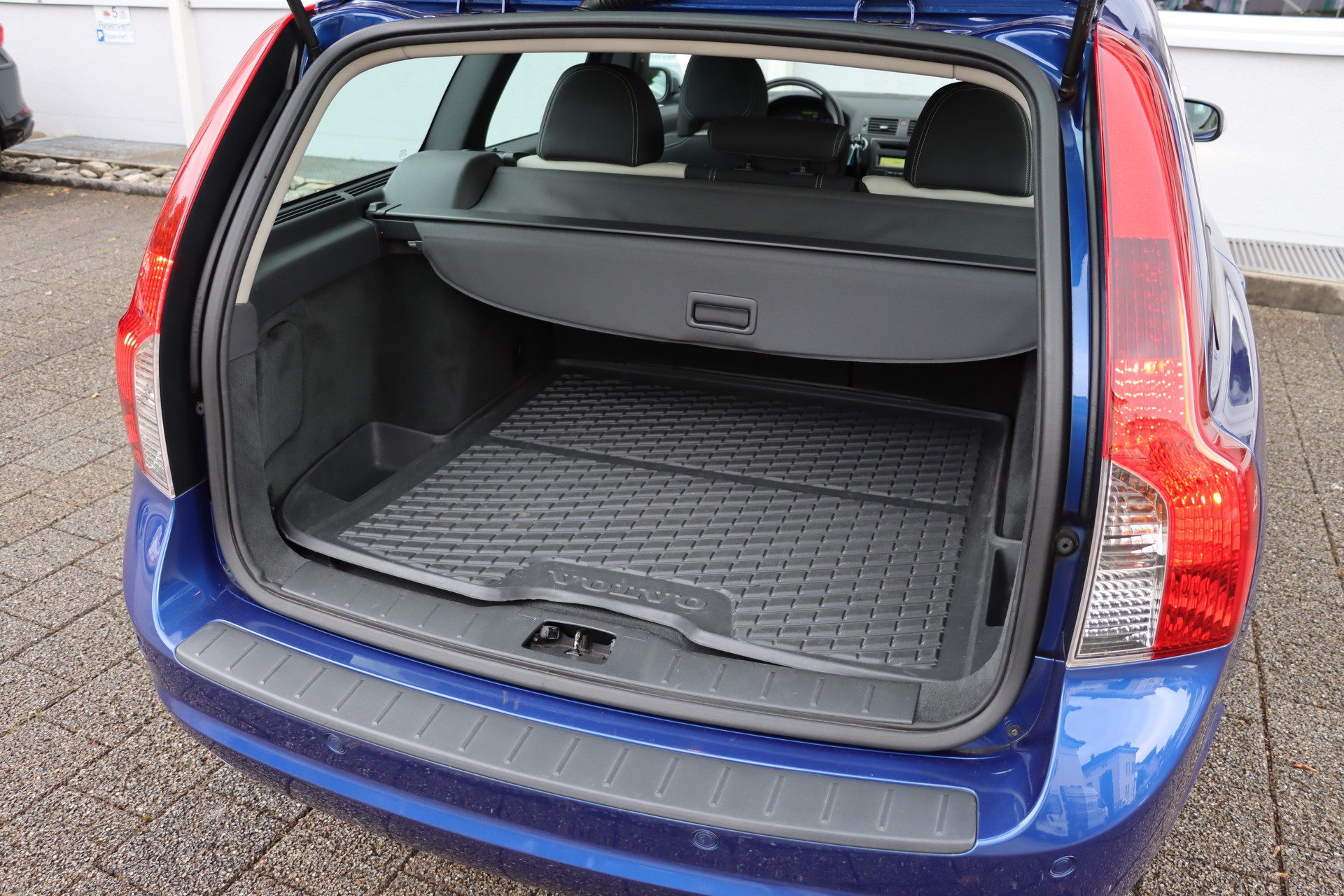 VOLVO V50 2.0 Momentum R-Design-image-10