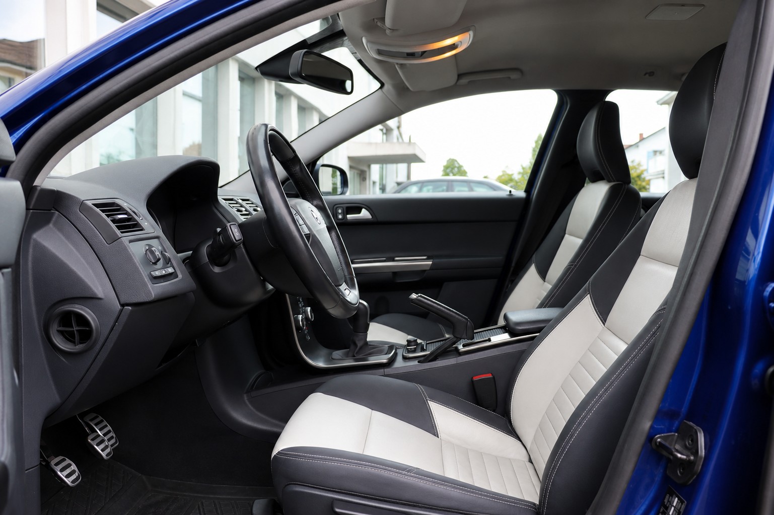 VOLVO V50 2.0 Momentum R-Design-image-6
