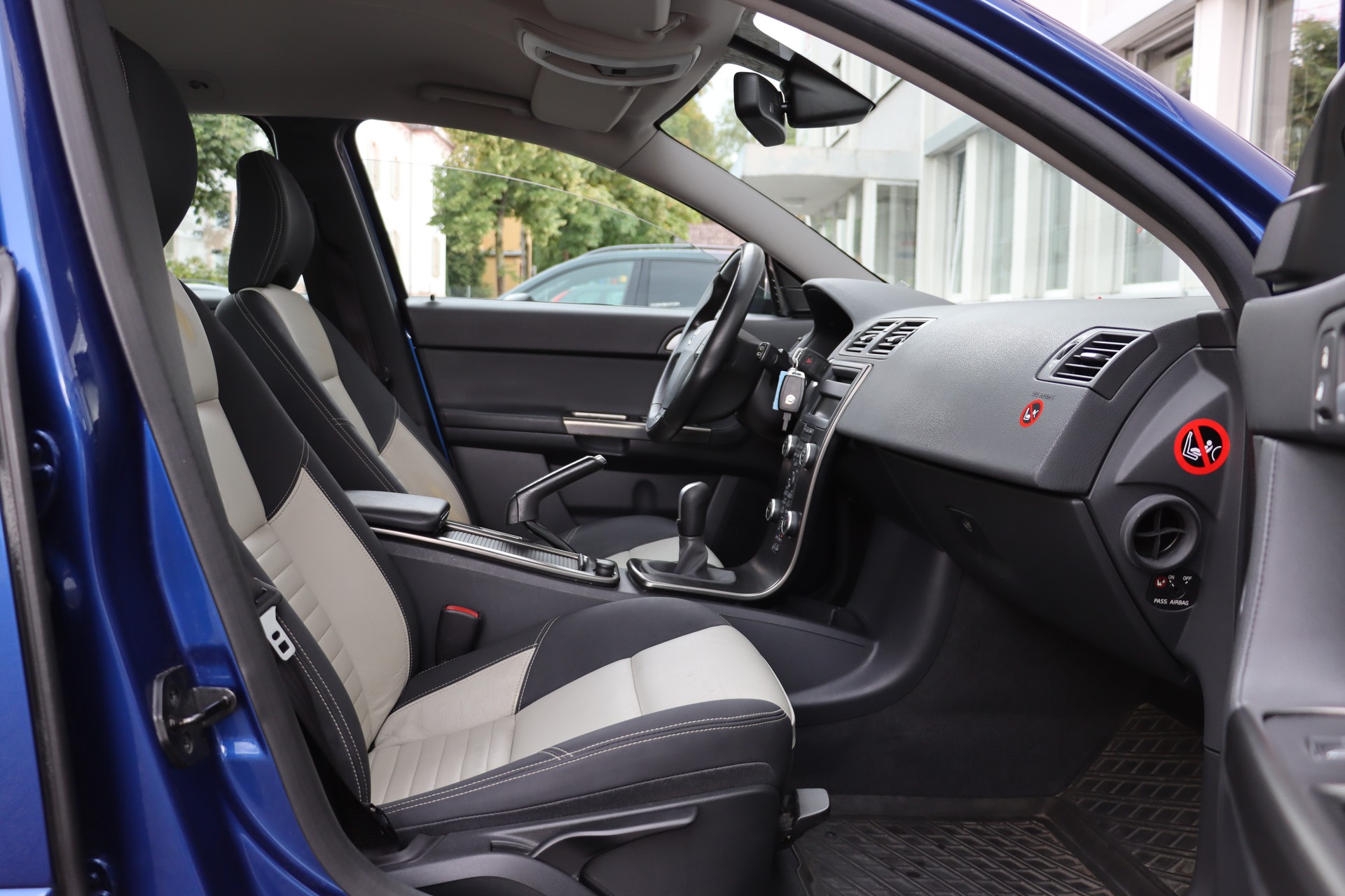 VOLVO V50 2.0 Momentum R-Design-image-7