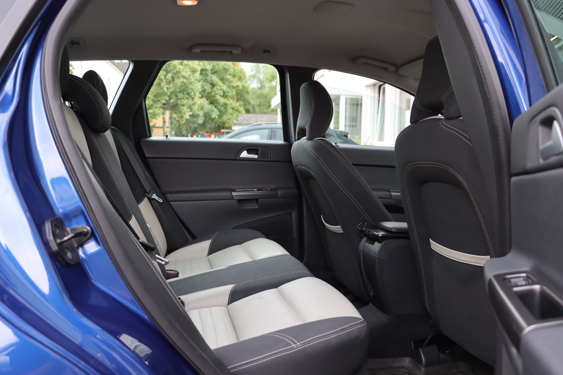 VOLVO V50 2.0 Momentum R-Design-image-9