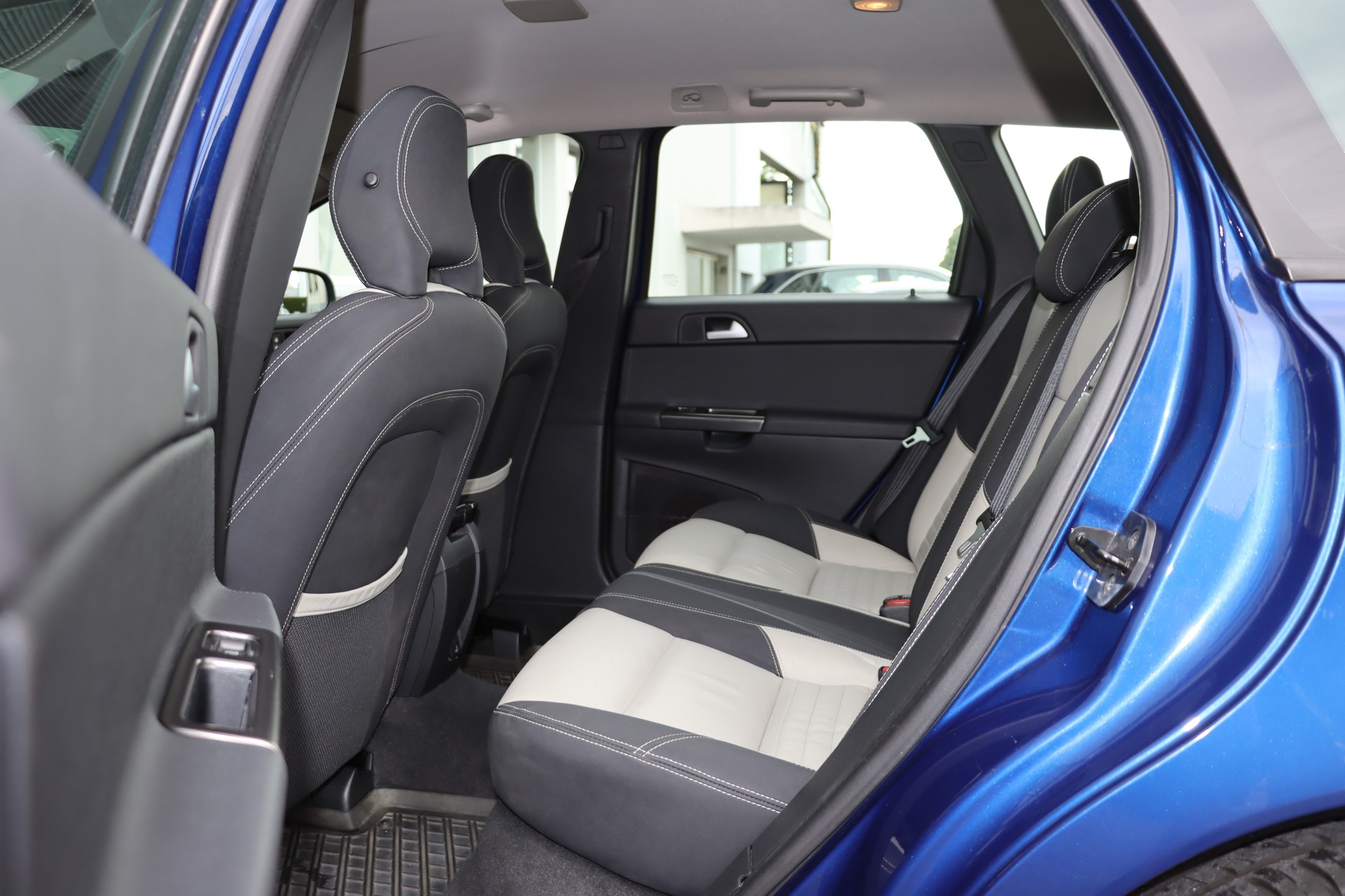 VOLVO V50 2.0 Momentum R-Design-image-8