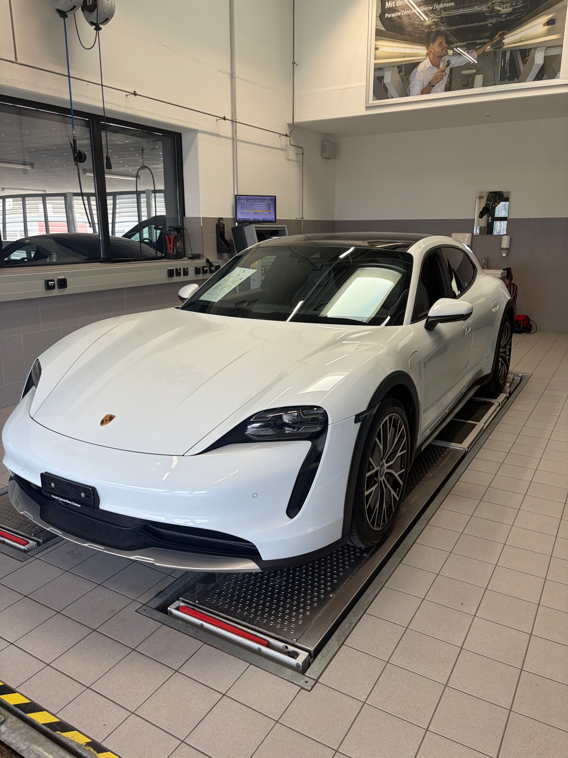 PORSCHE Cross Turismo 4-image-0
