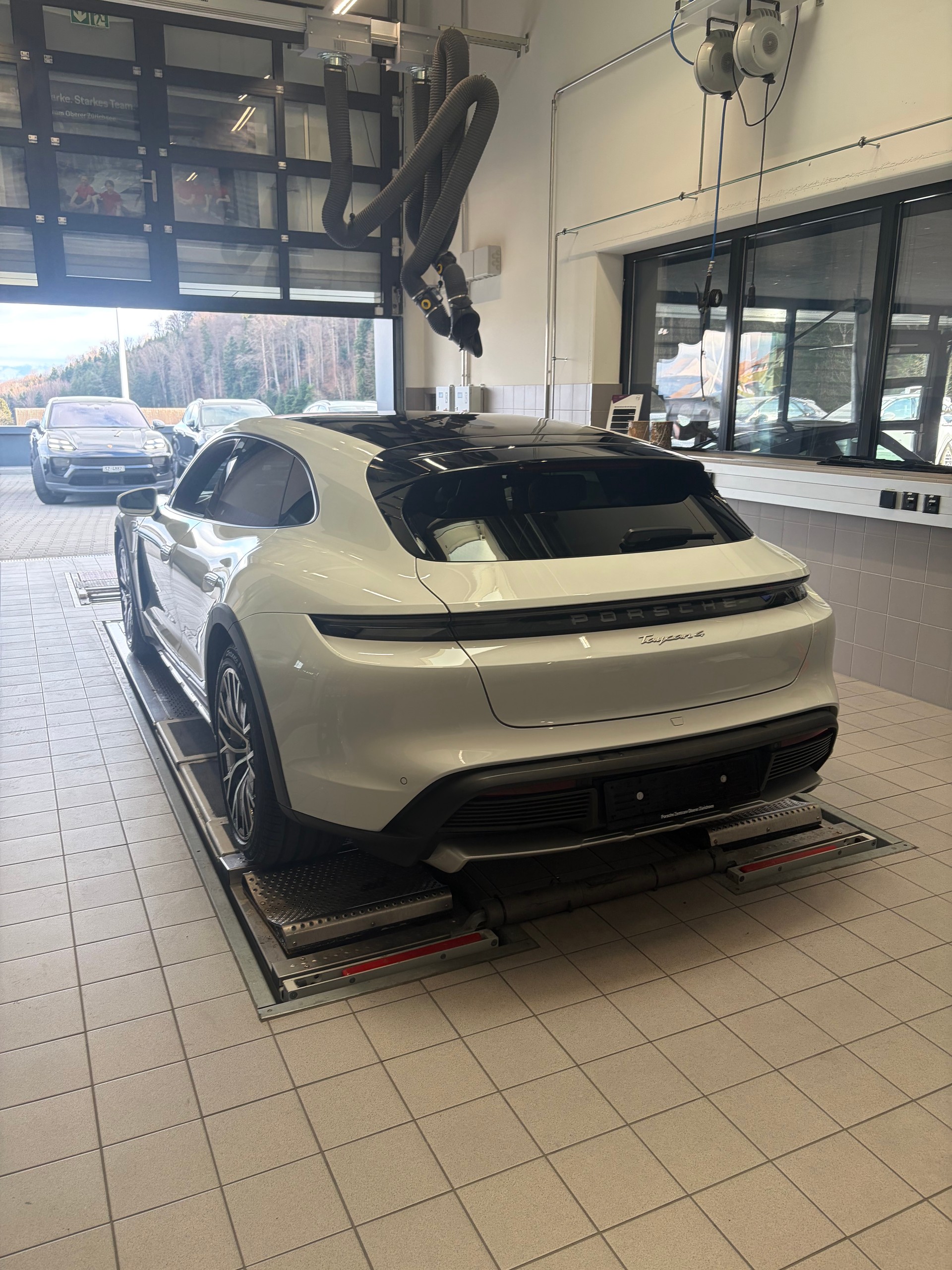 PORSCHE Cross Turismo 4-image-1