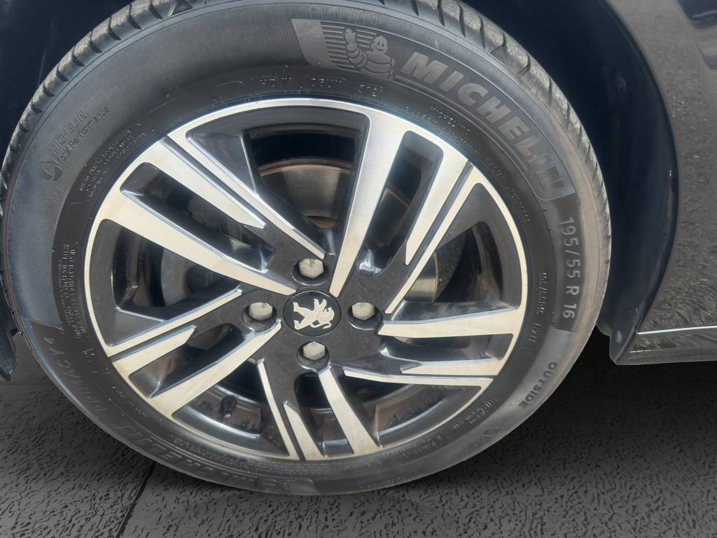 PEUGEOT 208 1.2 PureTech Allure Pack EAT8-image-14