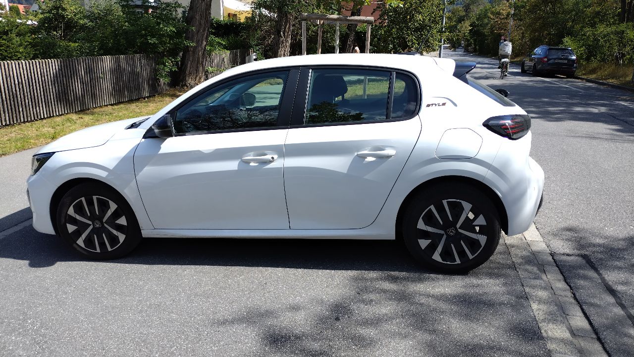 PEUGEOT 1.2 PureTech 100 Style-image-1