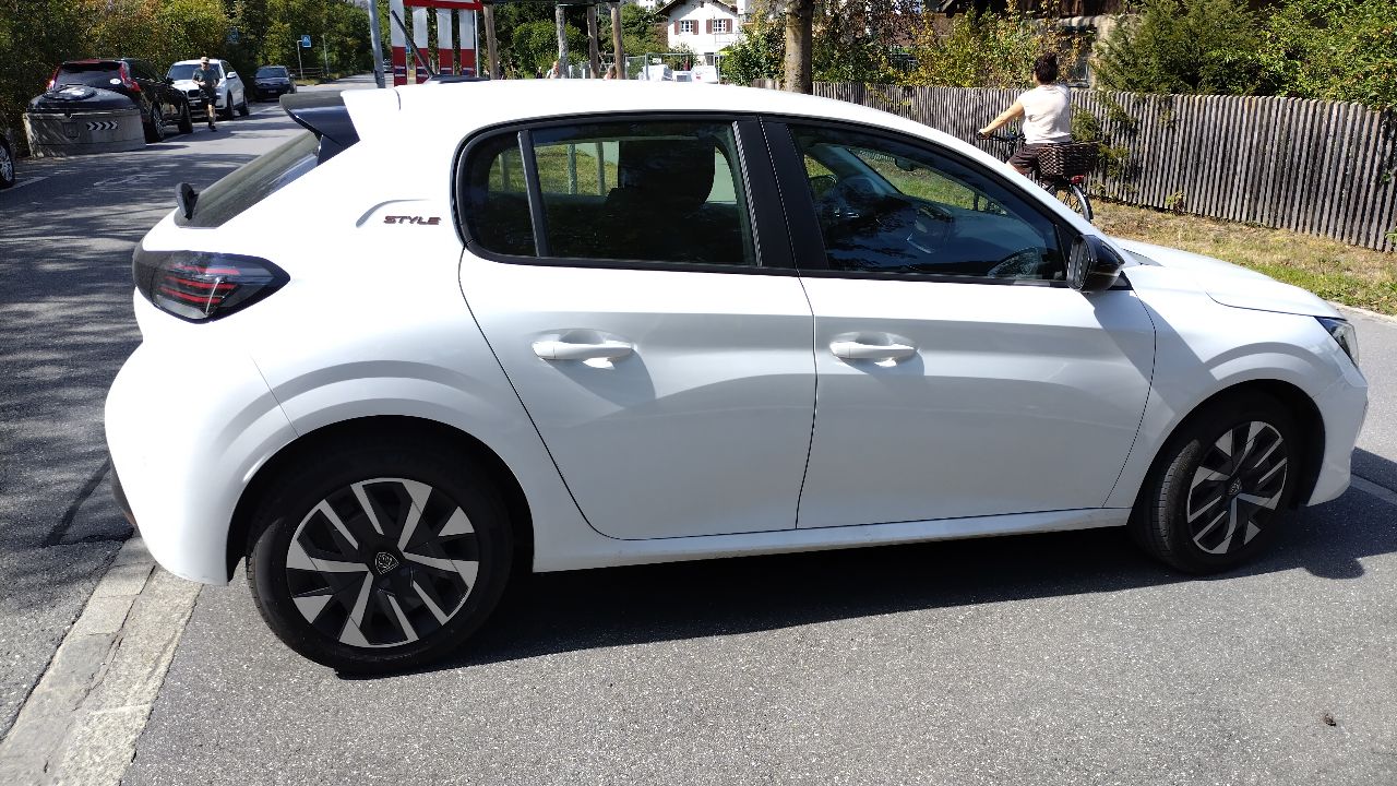 PEUGEOT 1.2 PureTech 100 Style-image-0