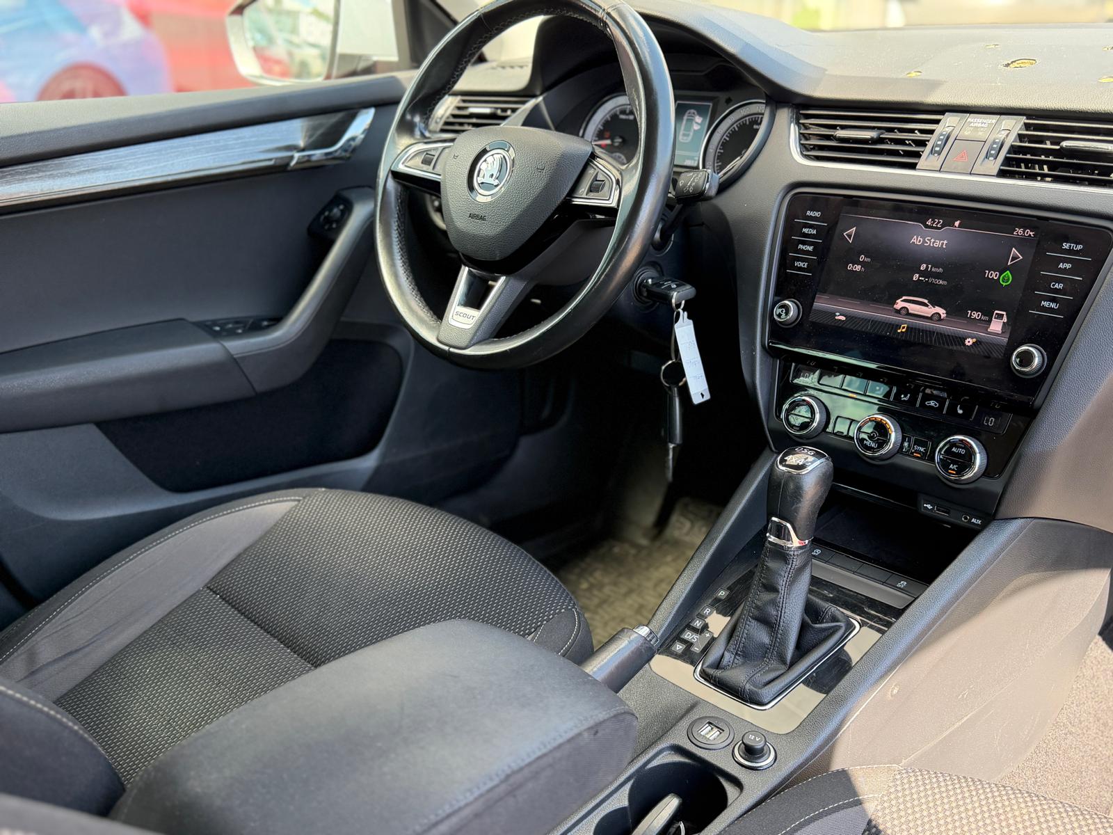 SKODA Octavia Combi 2.0 TDI Scout 4x4 DSG-image-12