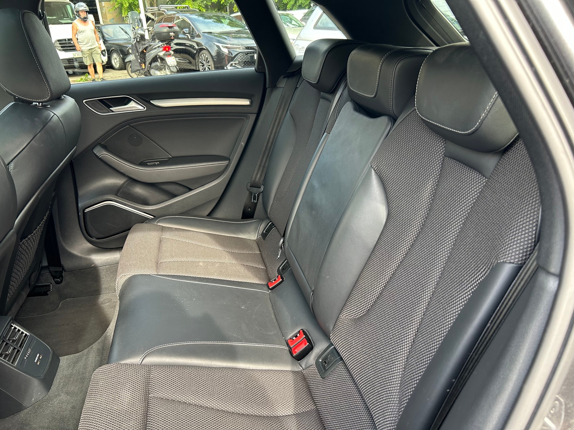 AUDI A3 Sportback 1.5 TFSI S-tronic Sport-image-9