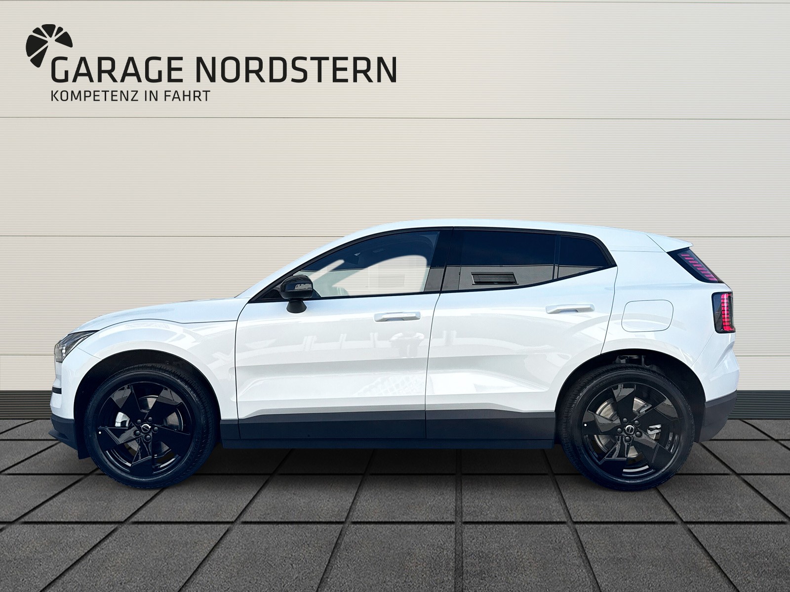 VOLVO EX30 E60 Plus Swiss Black Edition-image-1