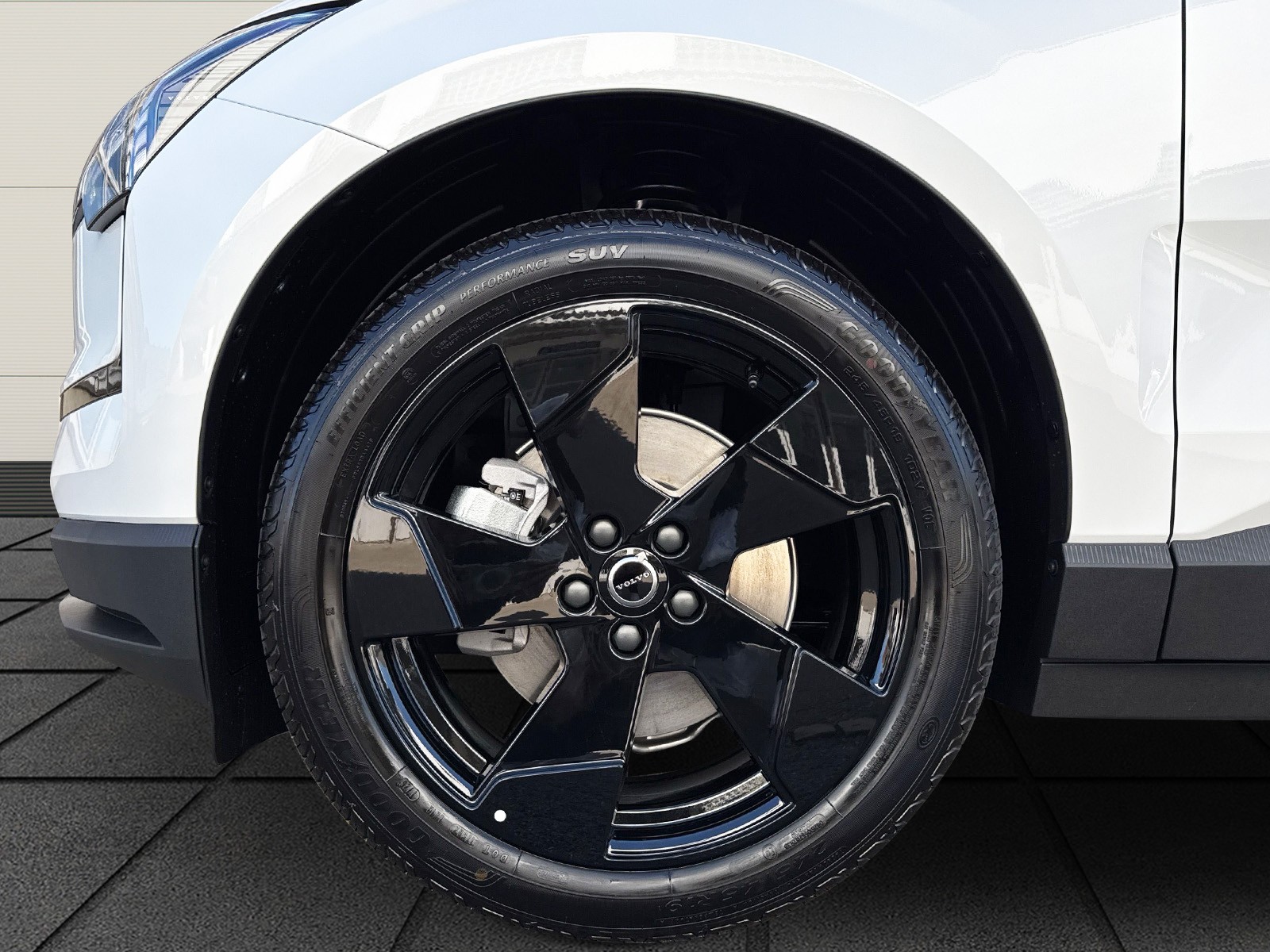 VOLVO EX30 E60 Plus Swiss Black Edition-image-5