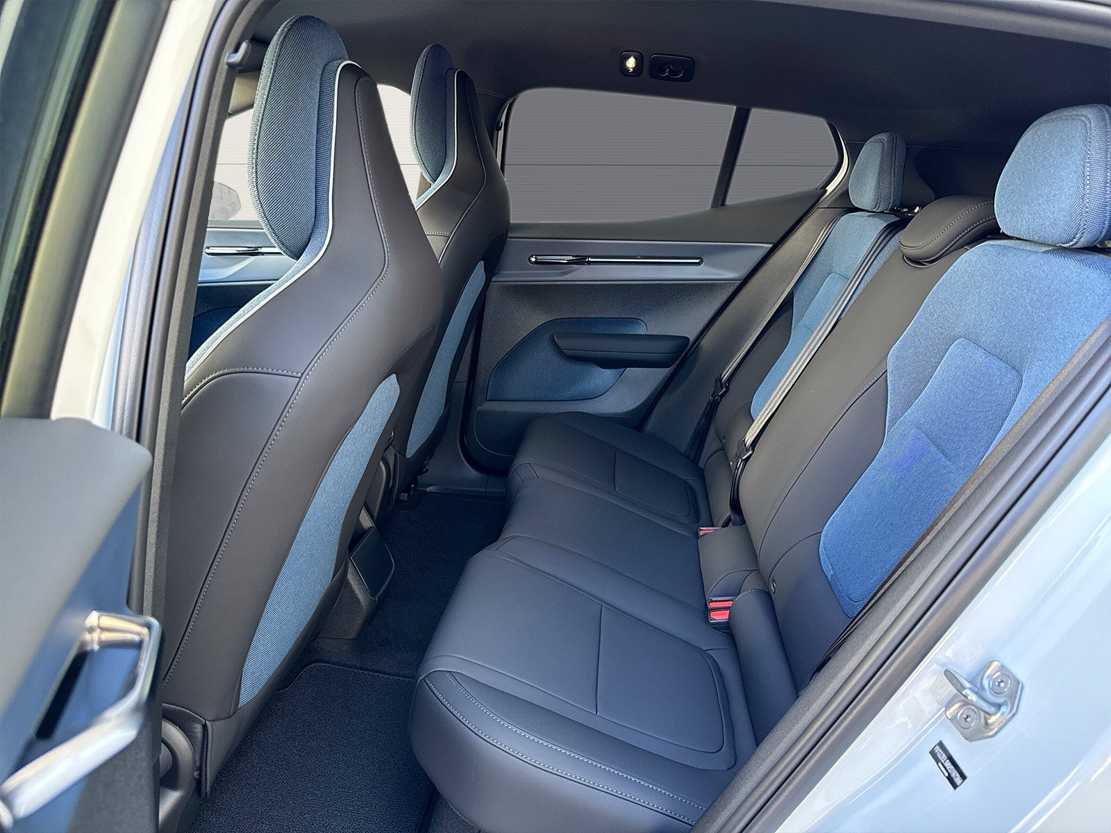 VOLVO EX30 E60 Plus Swiss Black Edition-image-11