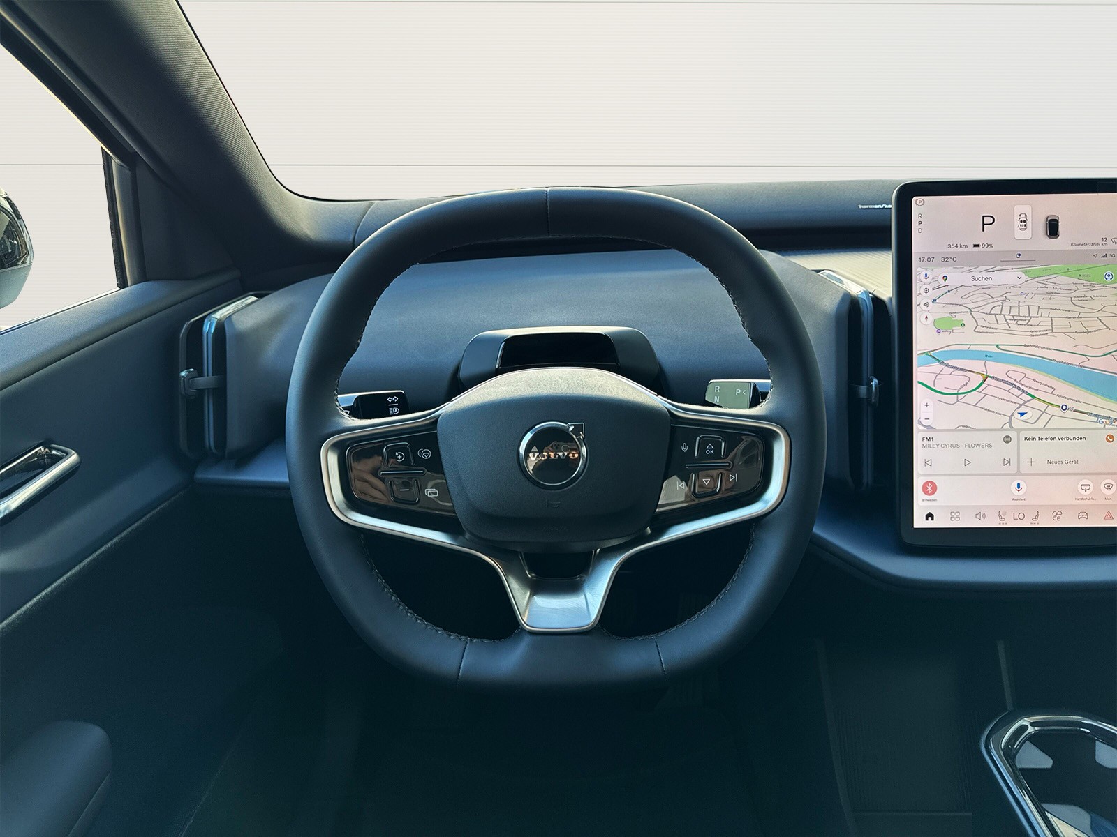 VOLVO EX30 E60 Plus Swiss Black Edition-image-14