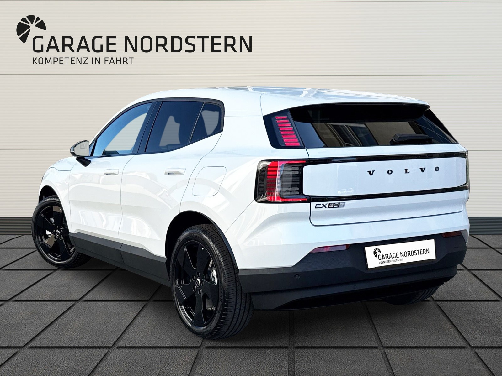 VOLVO EX30 E60 Plus Swiss Black Edition-image-2