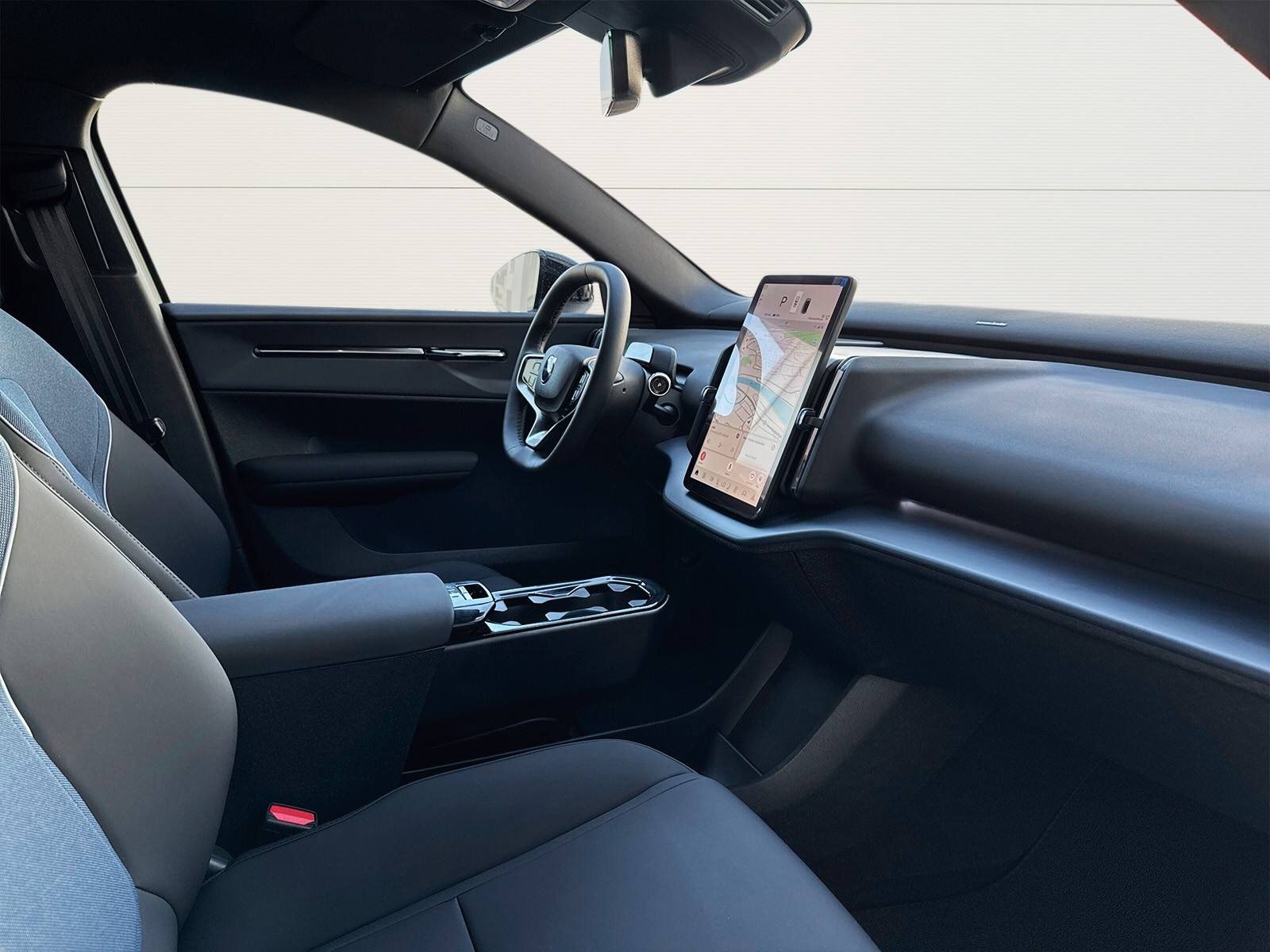 VOLVO EX30 E60 Plus Swiss Black Edition-image-9